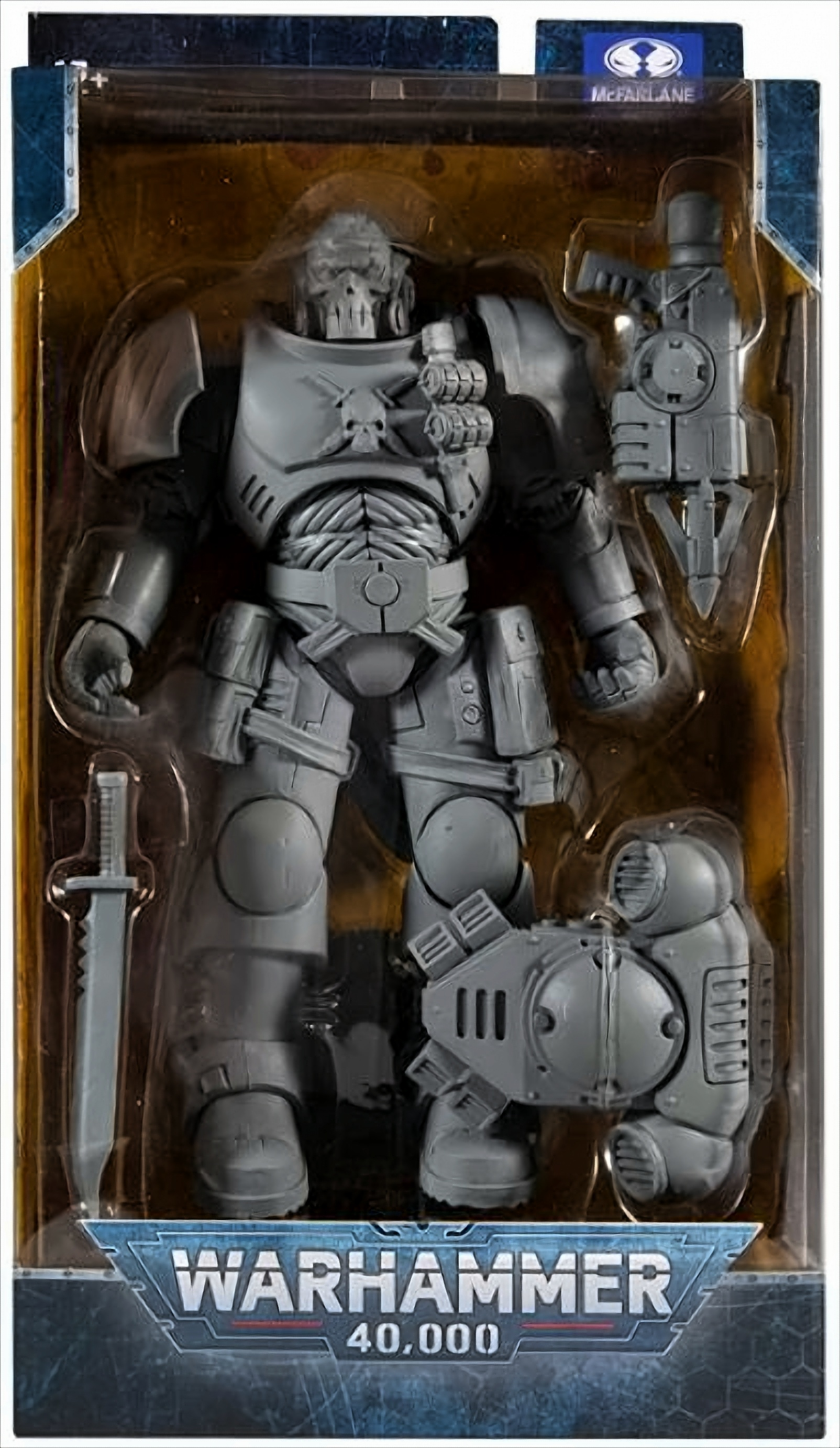 Warhammer 40.000 Actionfigur. Ein grauer Space Marine in Rüstung, mit Waffen und Zubehör.