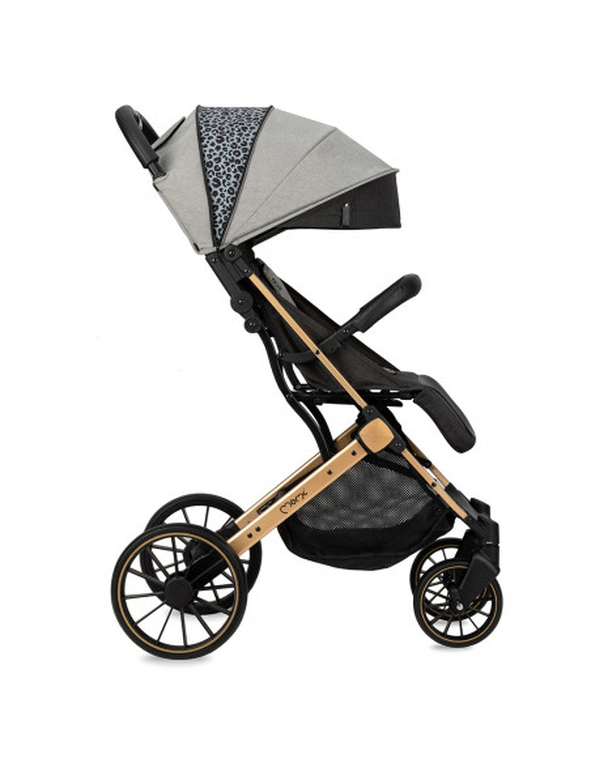 Ein gold-schwarzer Kinderwagen mit grauem Leopardenmuster-Verdeck, vor weißem Hintergrund.