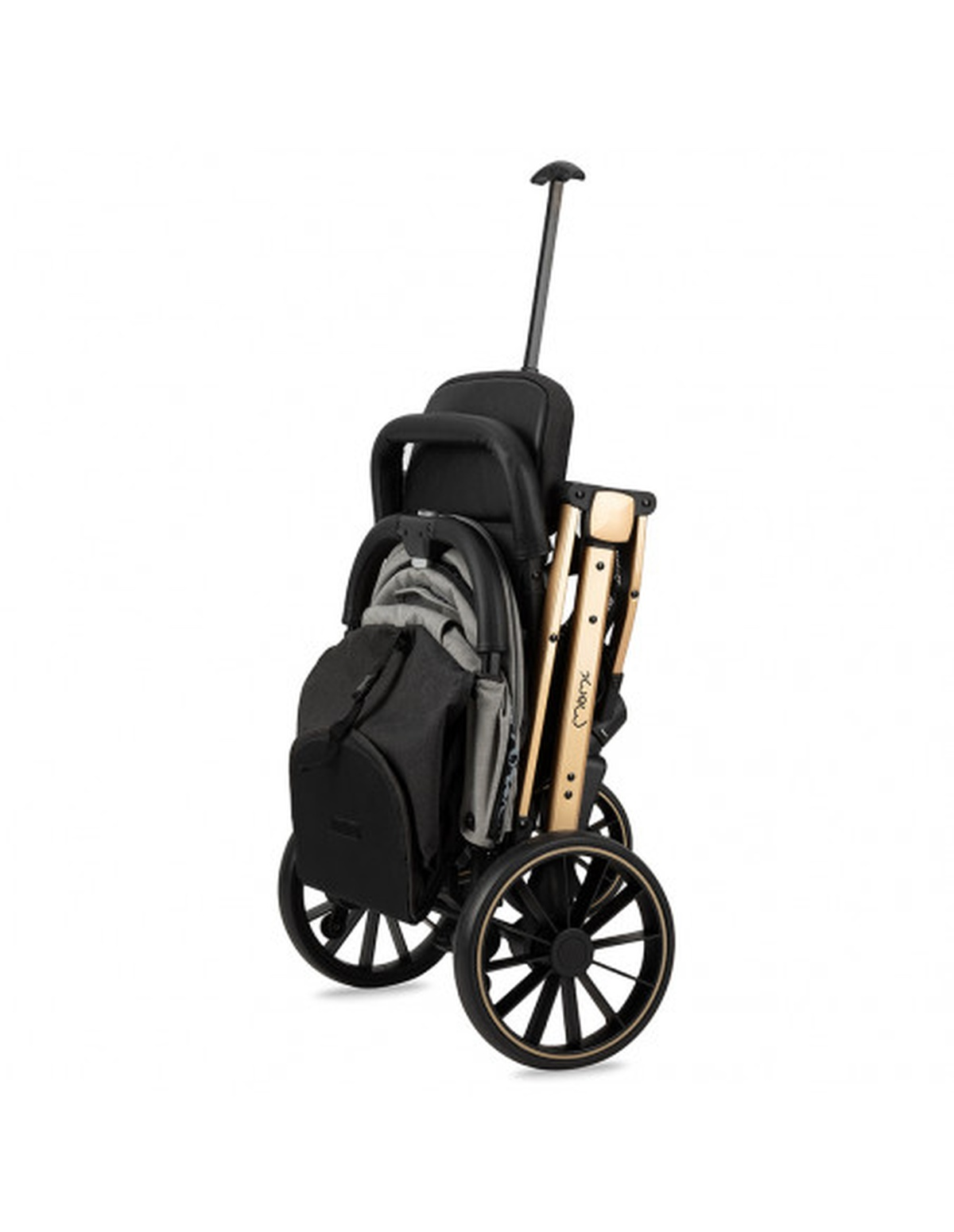Gefalteter schwarz-goldener Kinderwagen mit schwarzer Tasche und sichtbaren Rädern vor weißem Hintergrund.