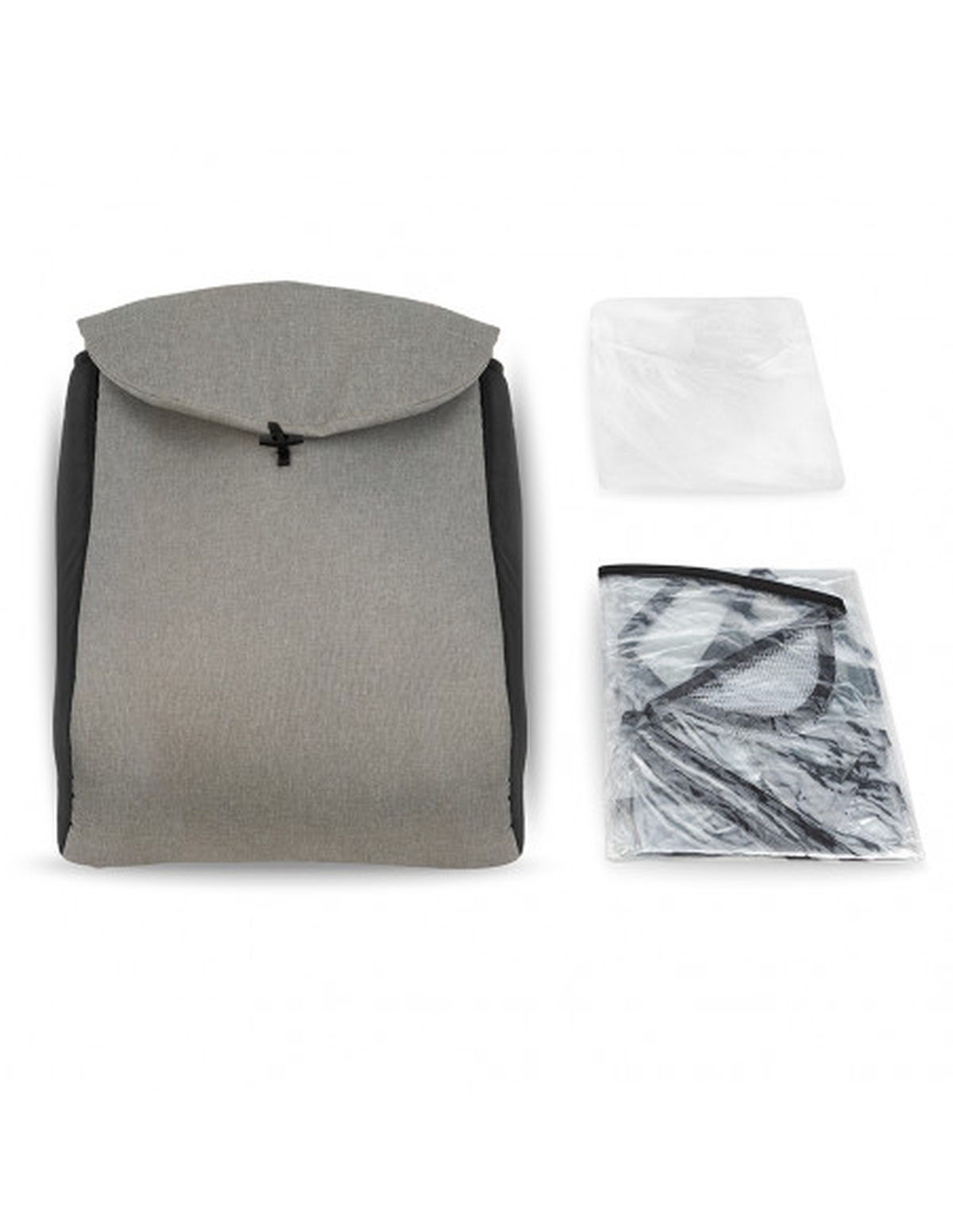 Grauer Rucksack mit Klappe, zwei Plastiktüten. Weißer Hintergrund.