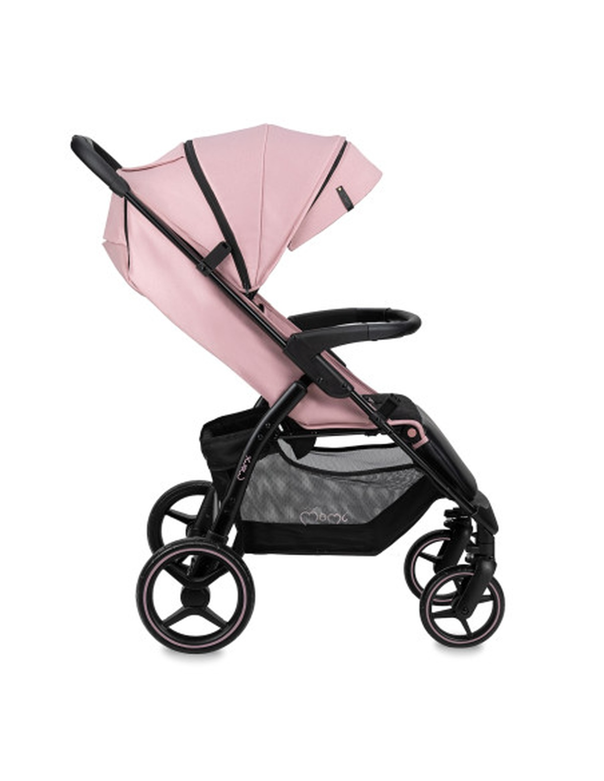 Ein rosa-schwarzer Kinderwagen mit vier Rädern und einem Verdeck, von der Seite vor weißem Hintergrund betrachtet.