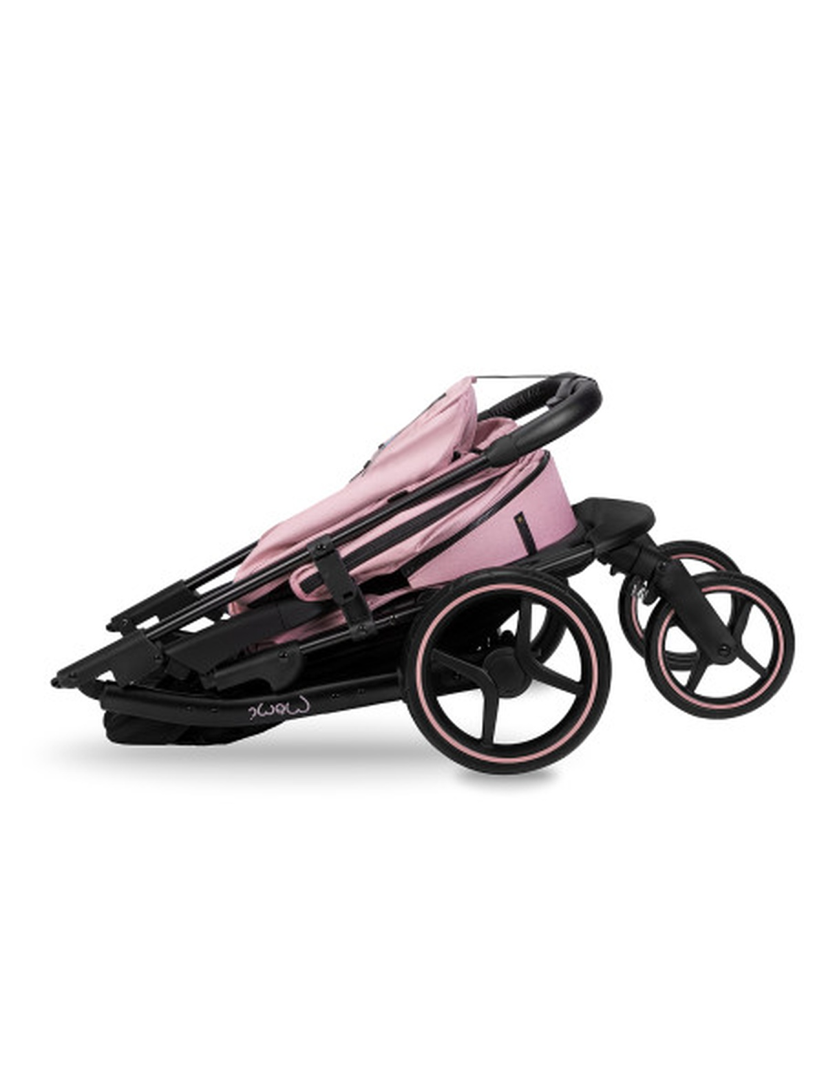 Ein zusammengeklappter rosa Kinderwagen auf weißem Hintergrund. Schwarzer Rahmen und Räder, bereit zur Aufbewahrung.
