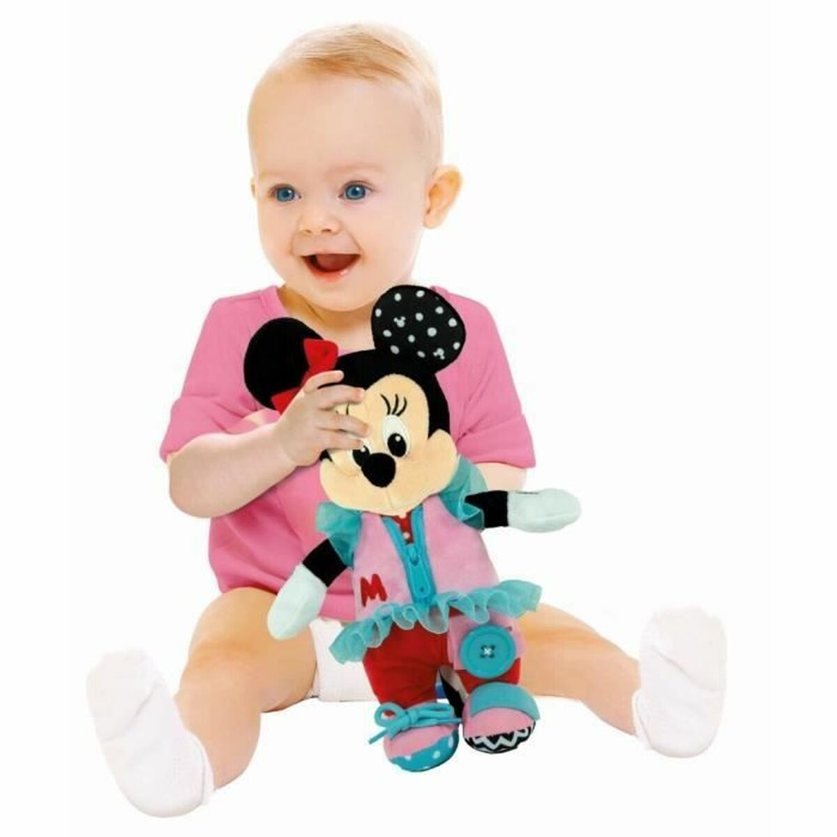 Baby hält eine Minnie Maus Puppe, trägt ein rosa Outfit.