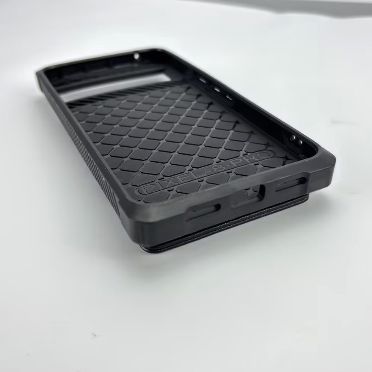 Custodia per telefono nera con interno strutturato. Sfondo bianco.