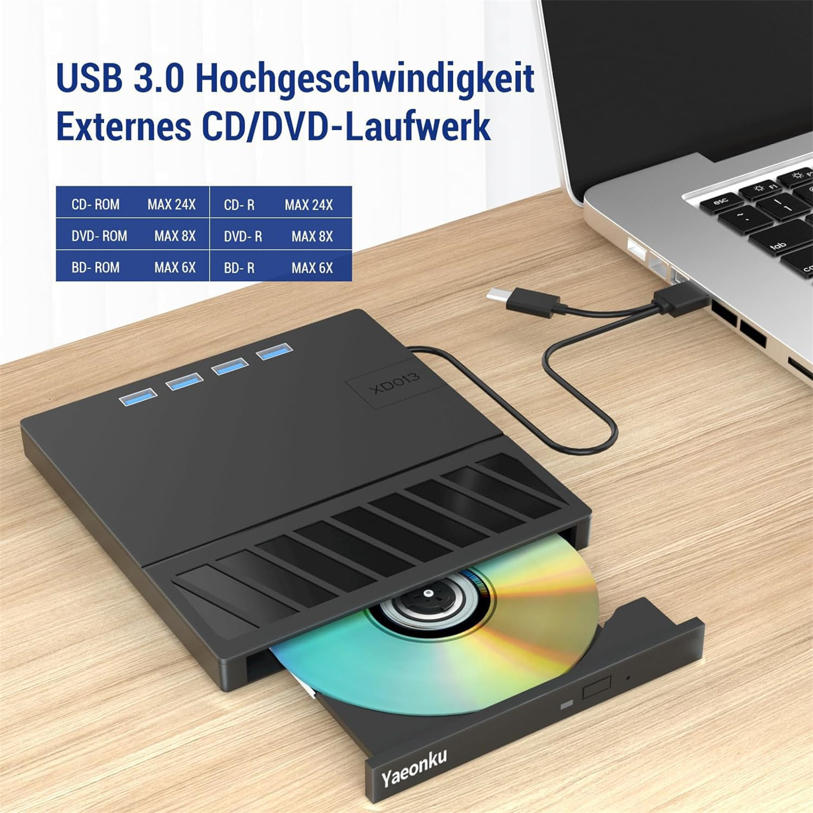 Schwarzes externes CD/DVD-Laufwerk mit eingelegter Disc, angeschlossen an einen Laptop.