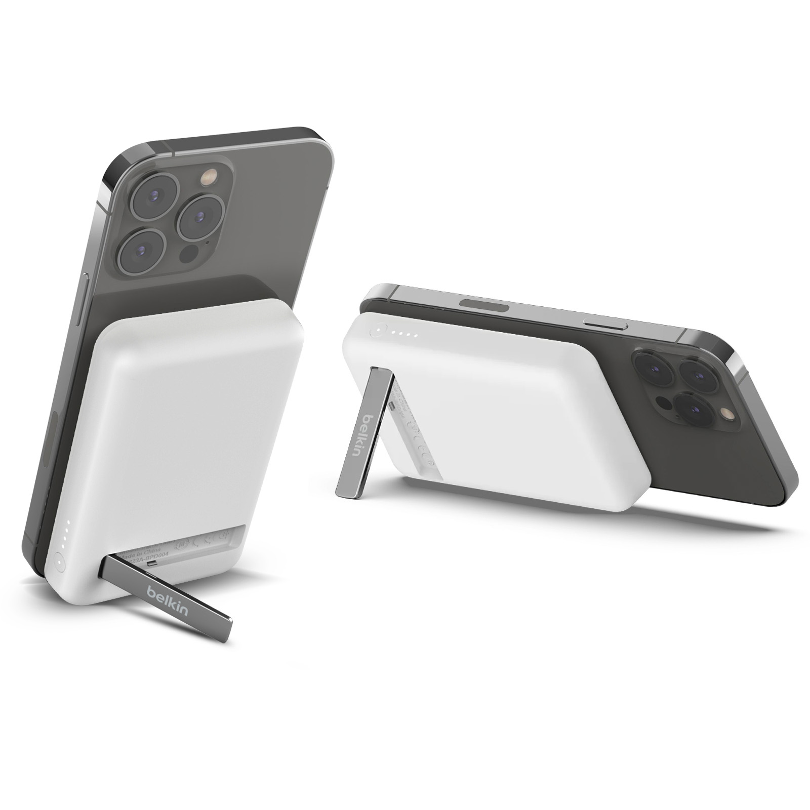 Twee telefoons met witte Belkin powerbanks. Eén telefoon met een standaard, de andere toont de achterkant.