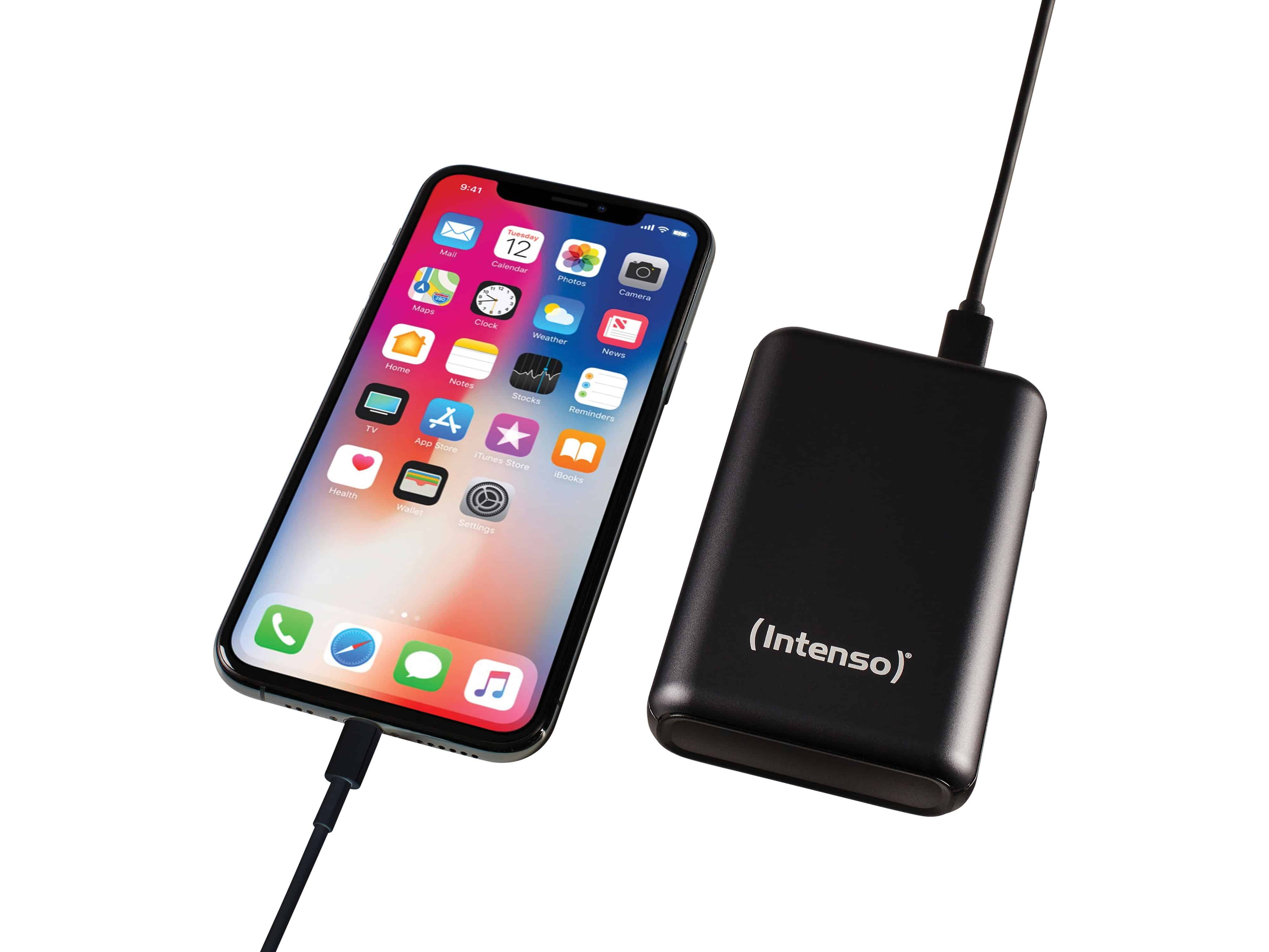 Telefoon die oplaadt met een zwarte powerbank, met het (Intenso) logo.