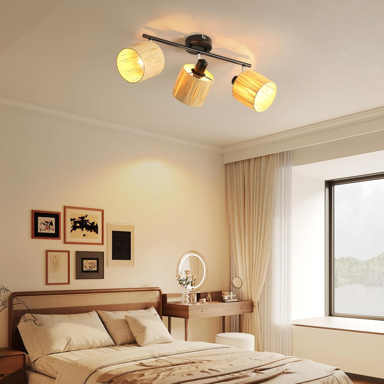 Scena w sypialni z łóżkiem, toaletką i reflektorami na suficie. Zawiera oprawione obrazy.