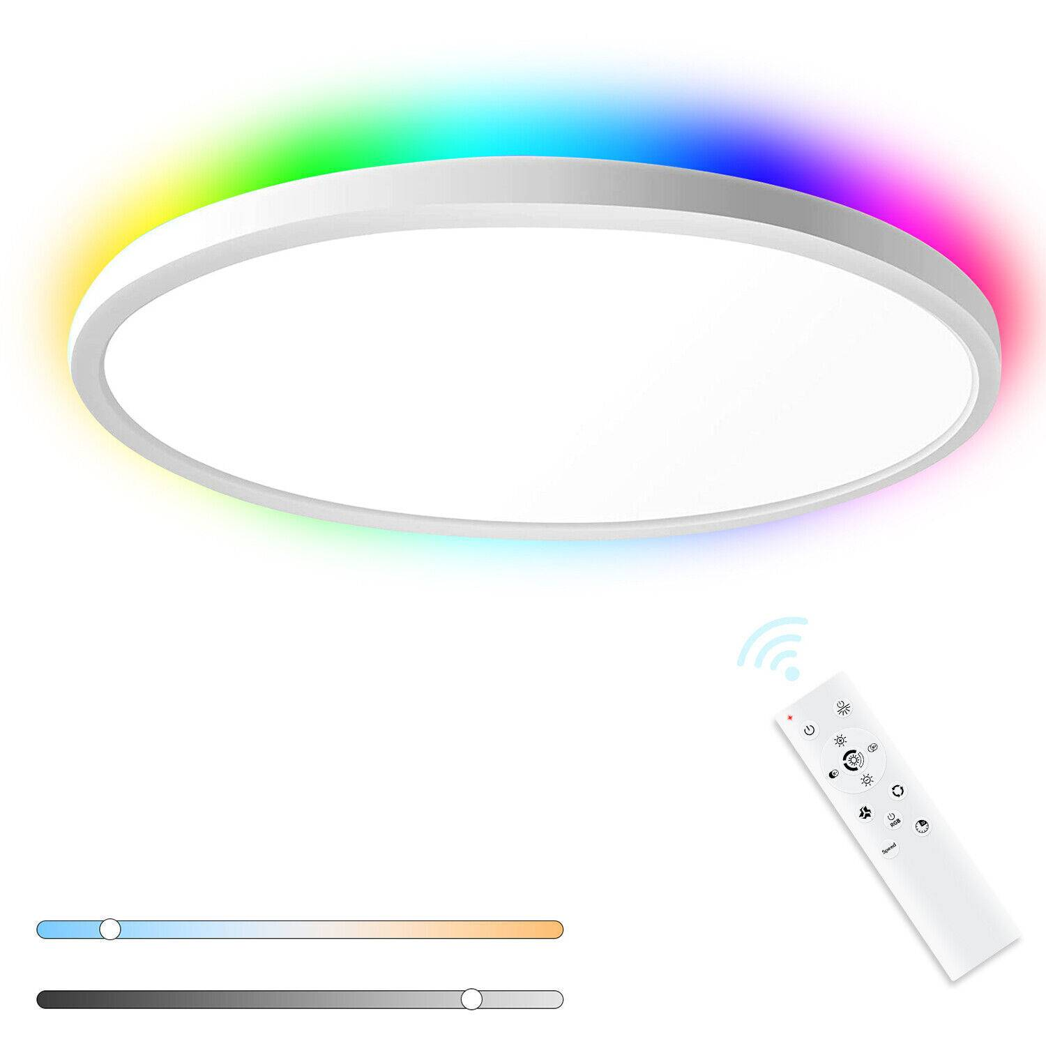 Eine weiße Deckenleuchte mit einem inneren farbigen Ring. Eine Fernbedienung und Dimmer-Schieberegler befinden sich darunter.