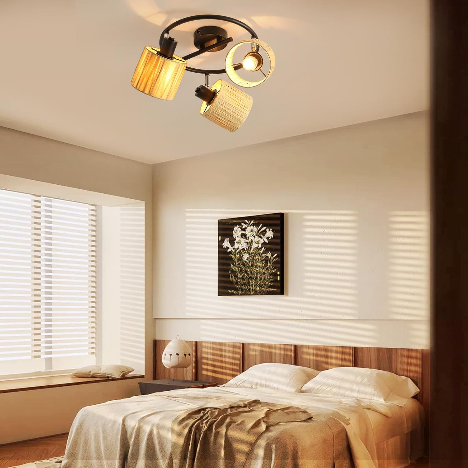 Sypialnia z lampami sufitowymi, łóżkiem, oknem i obrazem w ramie. Pokój jest oświetlony naturalnym i sztucznym światłem.