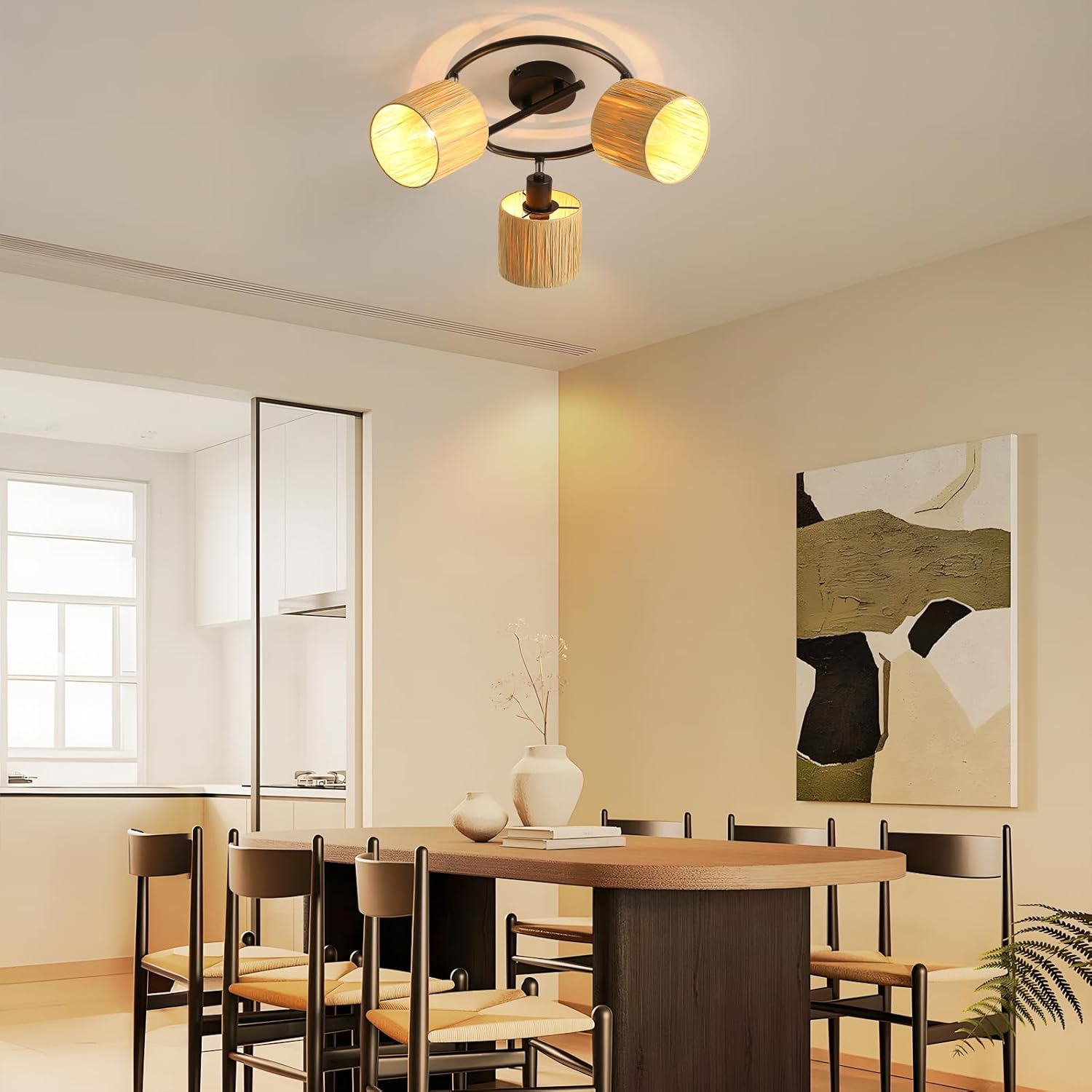 Lampa sufitowa z trzema światłami i jadalnią.