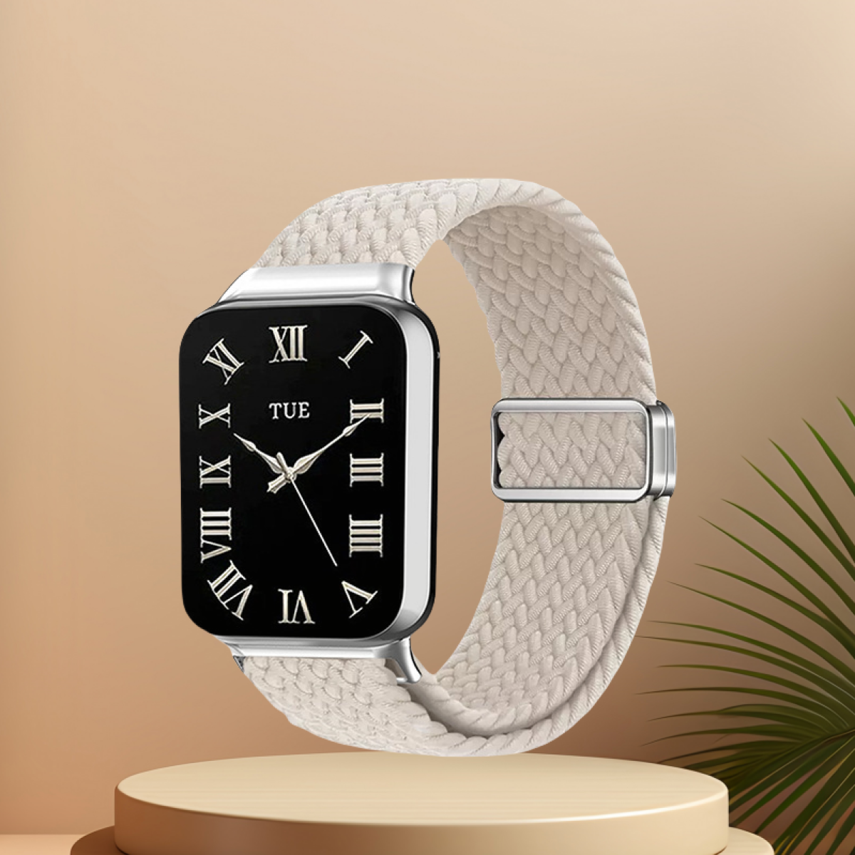Eine silberne Smartwatch mit geflochtenem Armband, die die Zeit in römischen Ziffern zeigt.