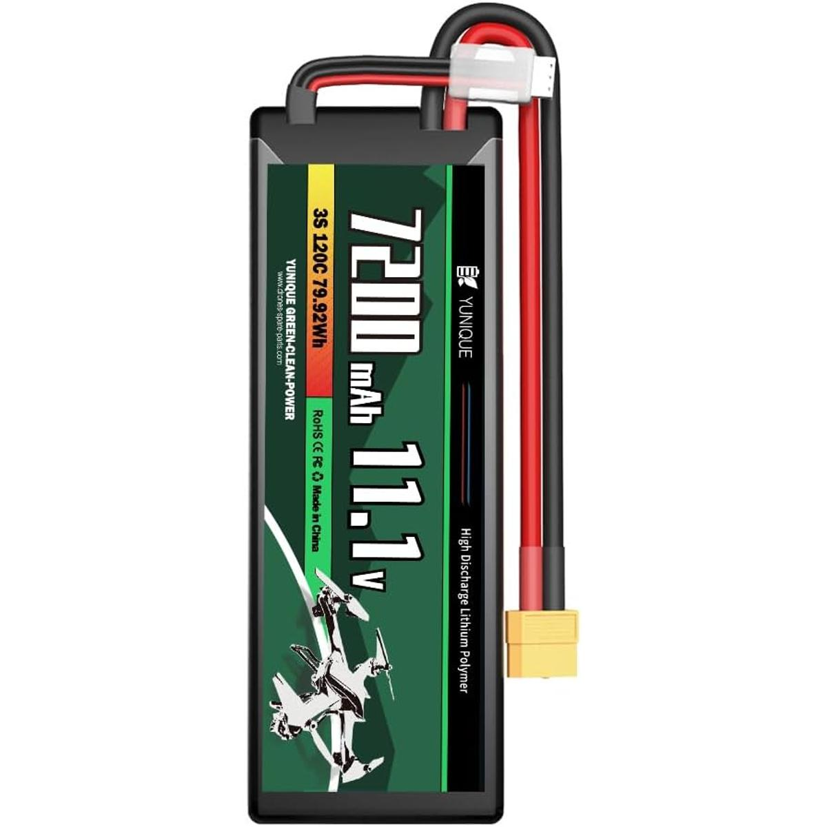 Schwarzer und grüner Akku mit der Aufschrift 7200 mAh 11,1 V mit Kabeln und Stecker.