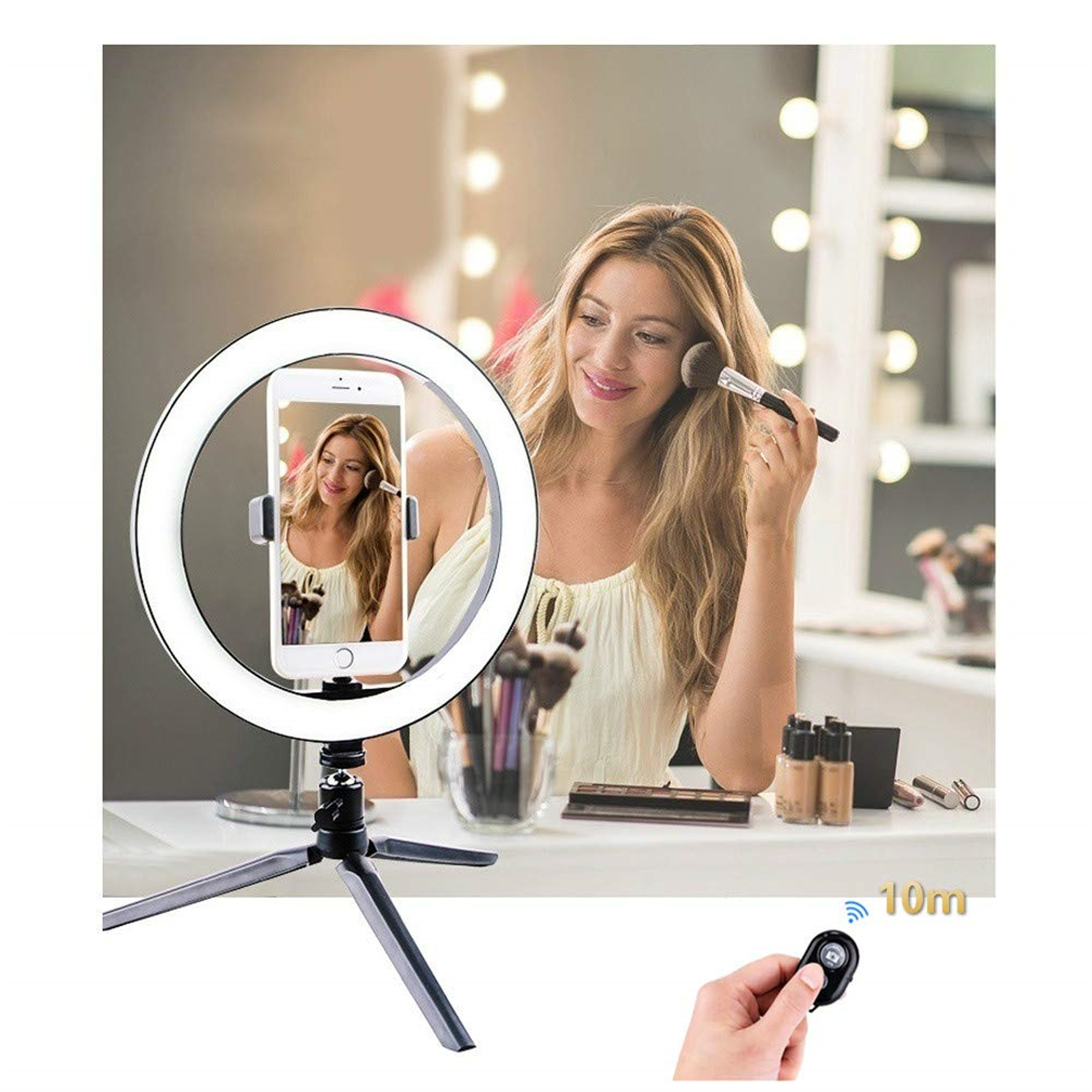 Eine Frau trägt Make-up auf, mit Ringlicht und Telefon. Eine Fernbedienung wird in der Hand gehalten, mit verschwommenem Hintergrund.