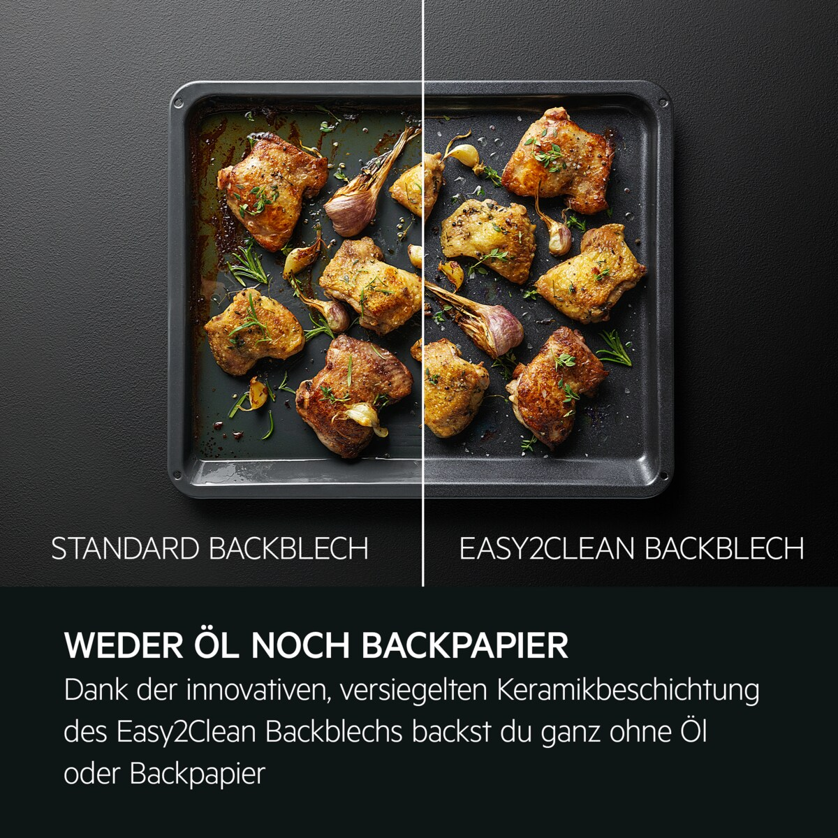 Ein schwarzes Backblech mit gekochtem Hähnchen und Knoblauch, Seite an Seite.