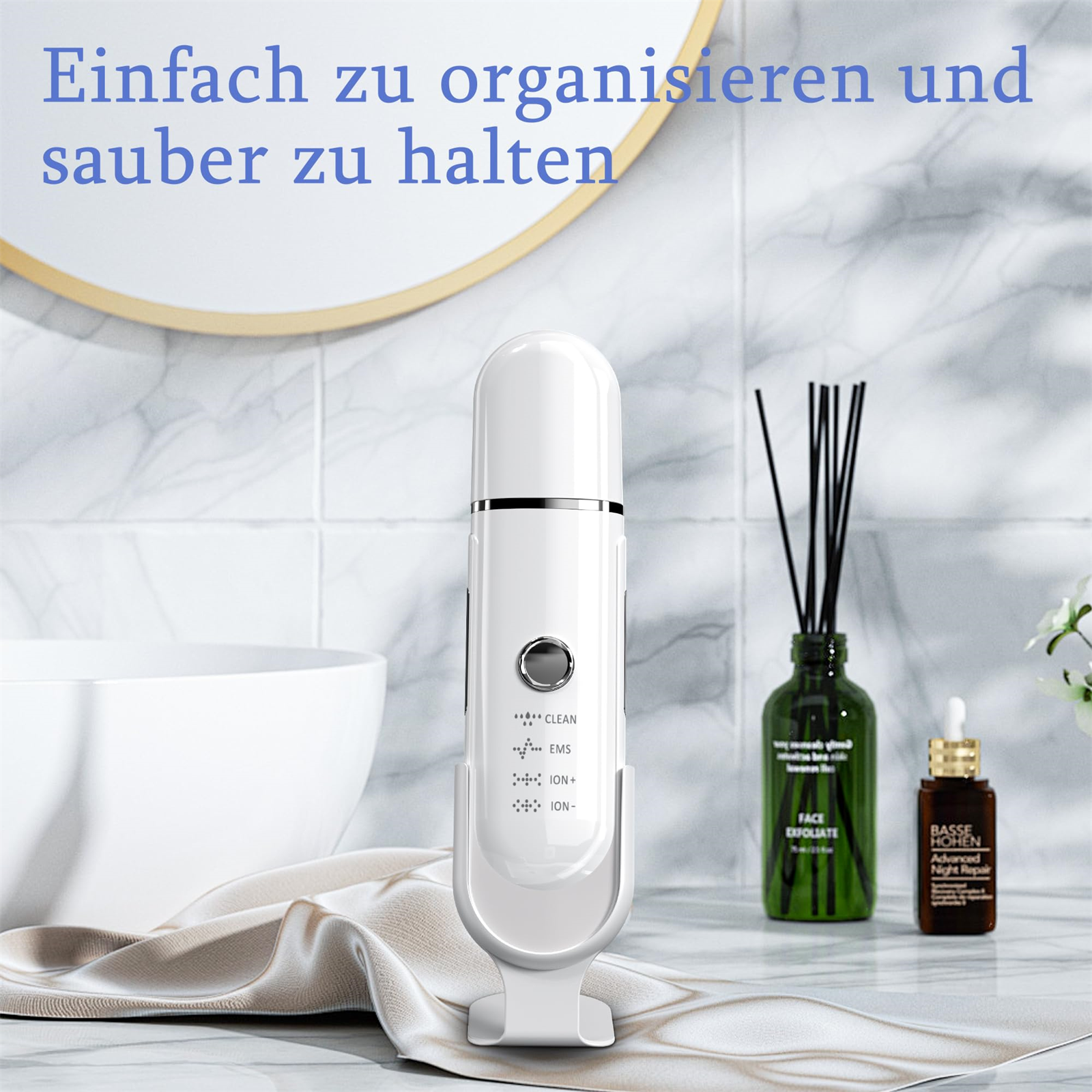 Ein weißes Gesichtsreinigungsgerät mit Schönheitsprodukten auf Marmor.