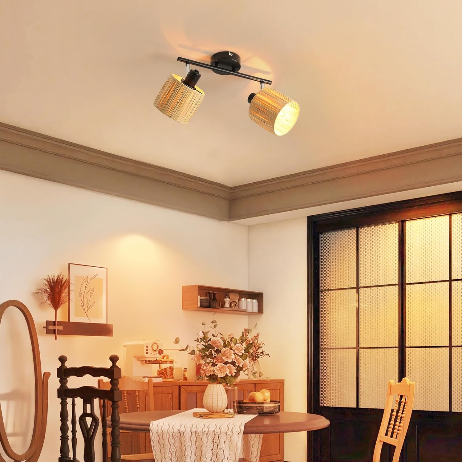 Reflektory sufitowe w pokoju ze stołem, krzesłami, lustrem i innymi dekoracjami. Pokój jest oświetlony.