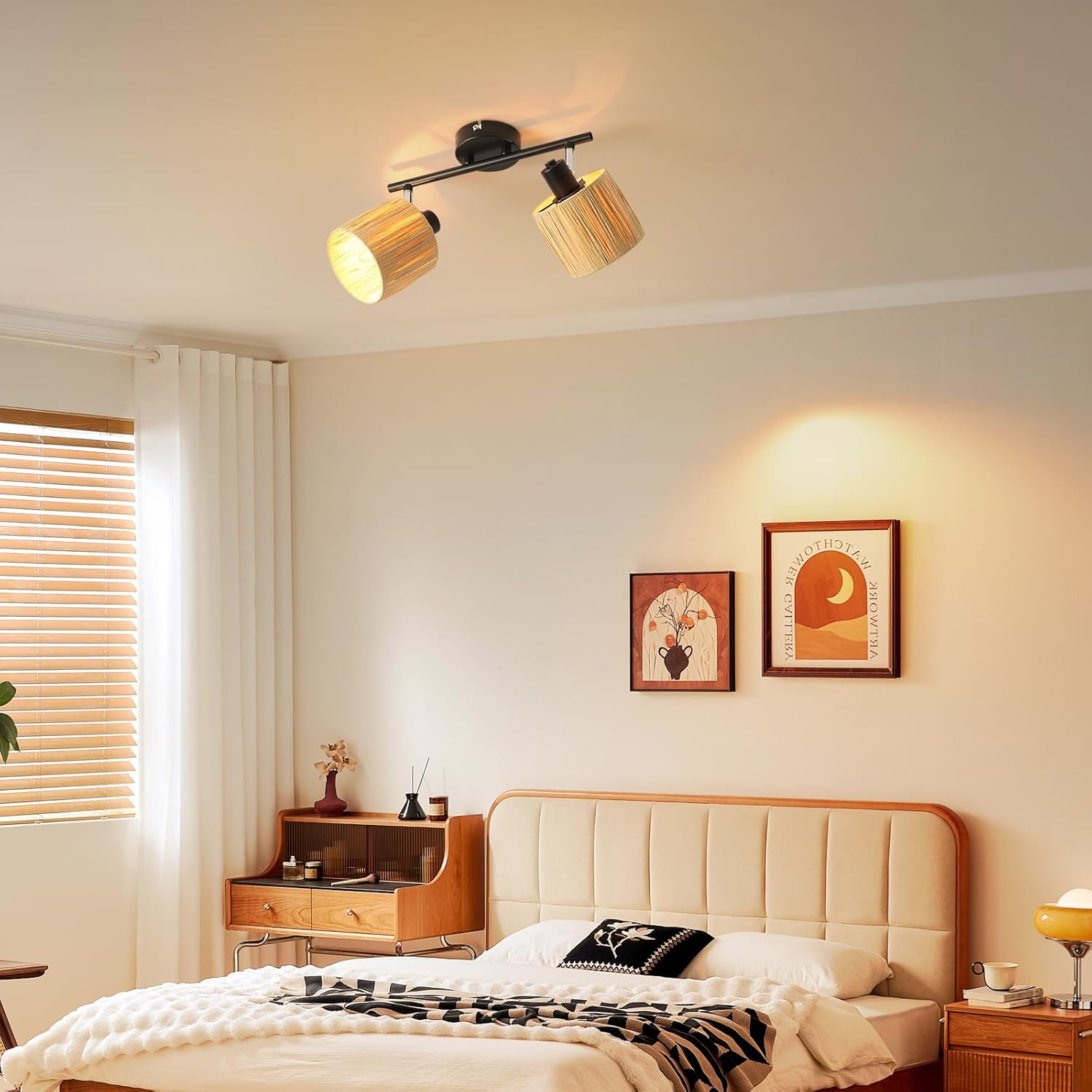 Lampy sufitowe z dwiema lampami. Lampy są cylindryczne i mają drewniany wzór.