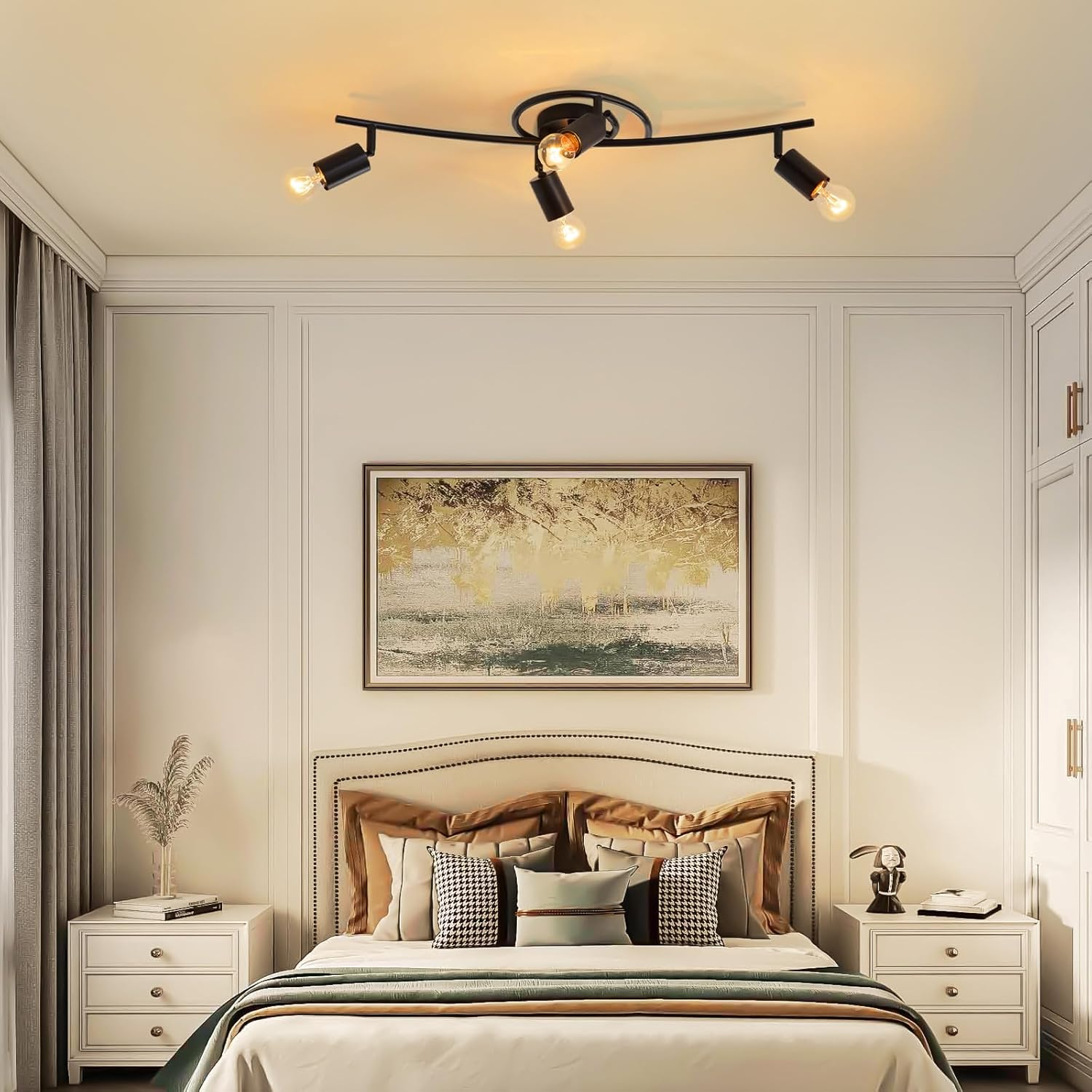 Sypialnia z lampą sufitową i łóżkiem. Widoczne białe ściany i meble.