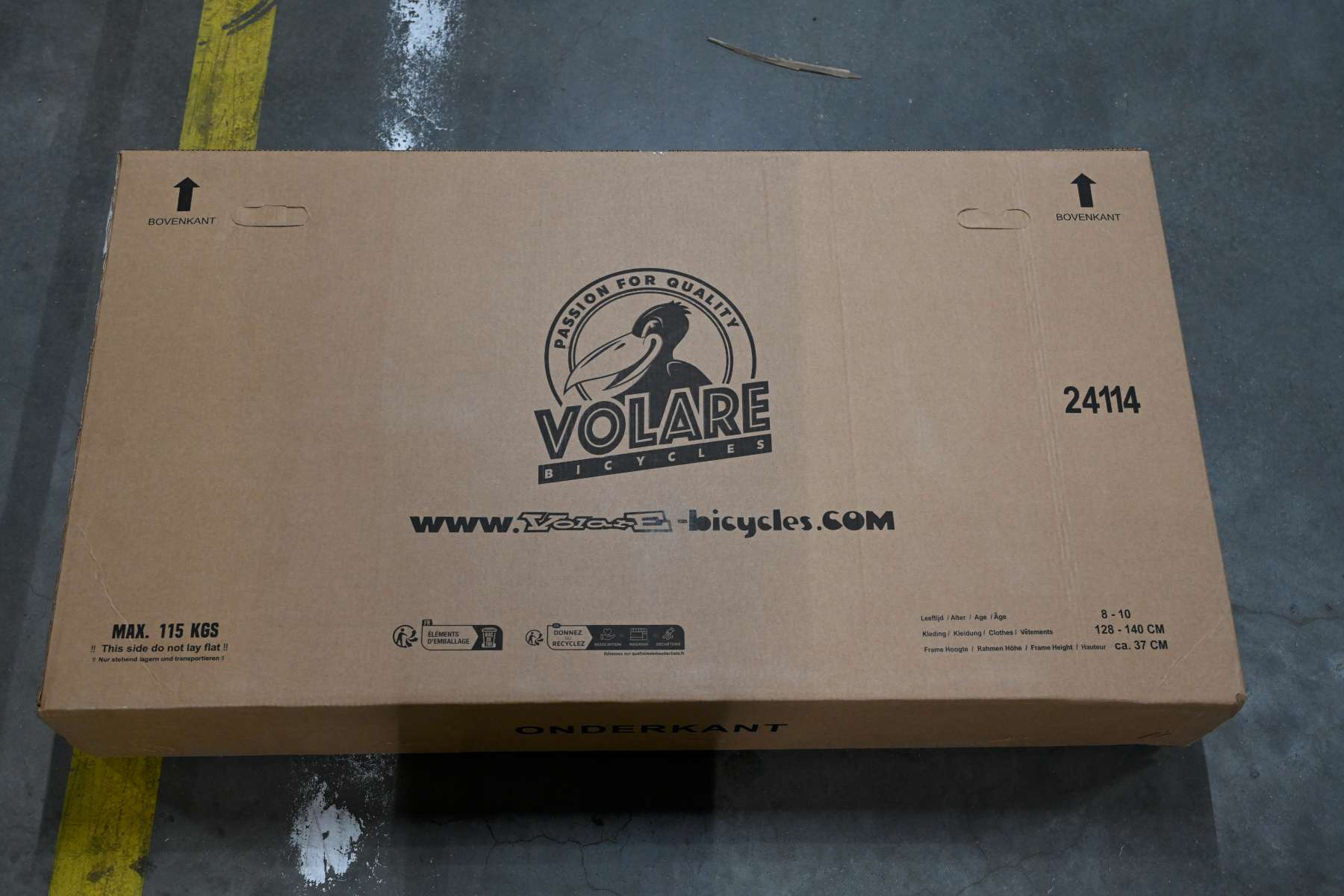 Karton mit Volare-Fahrradlogo und Text. Es hat Pfeile, die die Ober- und Unterseite zeigen.