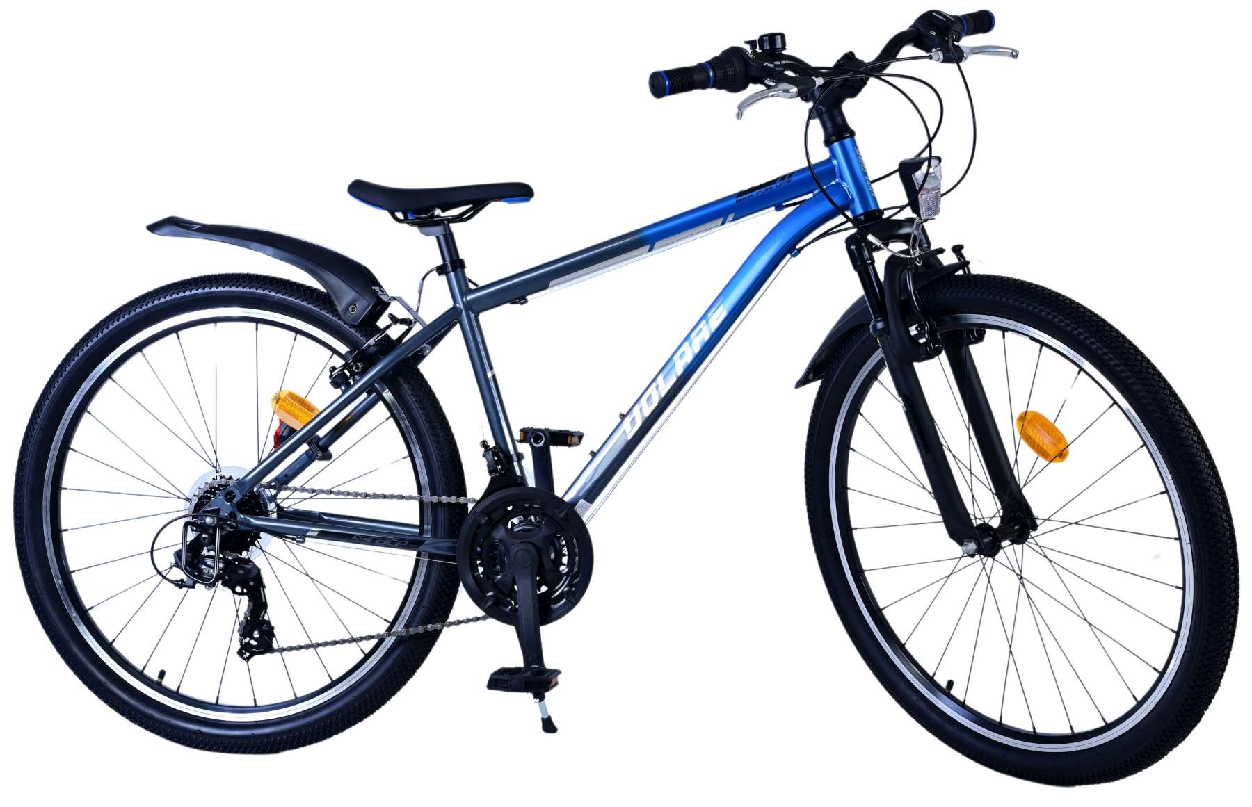Ein blau-graues Mountainbike mit schwarzen Reifen vor weißem Hintergrund.
