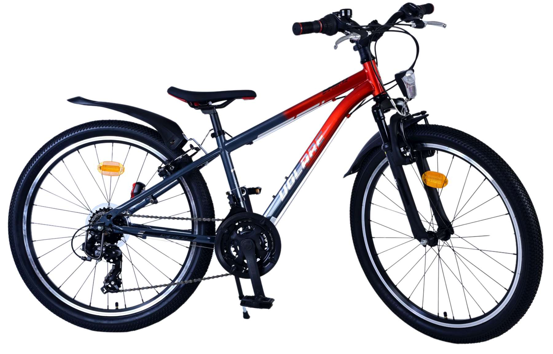 Ein rot-graues Fahrrad mit schwarzen Reifen. Das Fahrrad steht auf weißem Hintergrund.