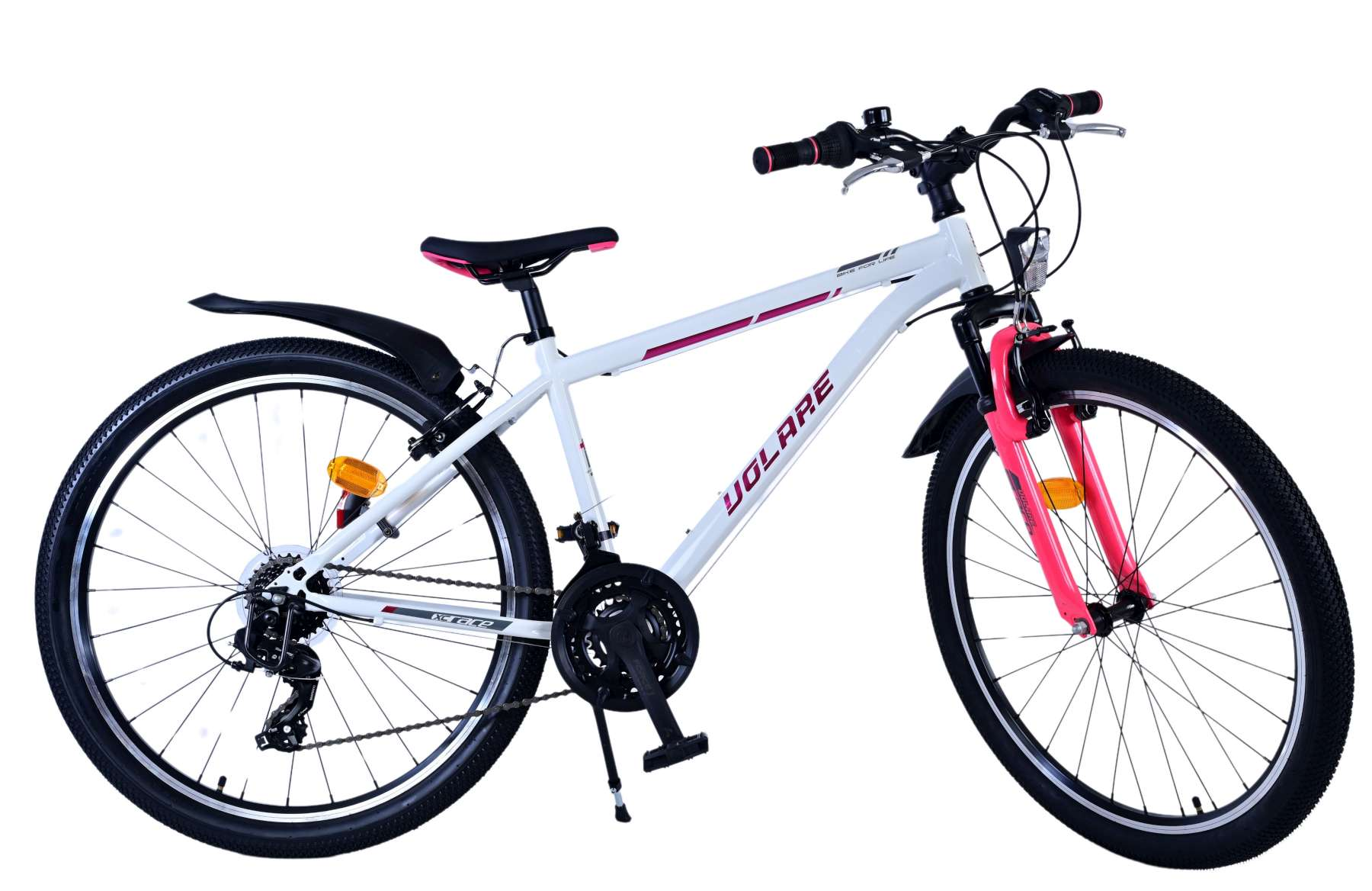 Weiß-rosa Mountainbike. Zeigt Rahmen, Räder und Komponenten isoliert auf Weiß.