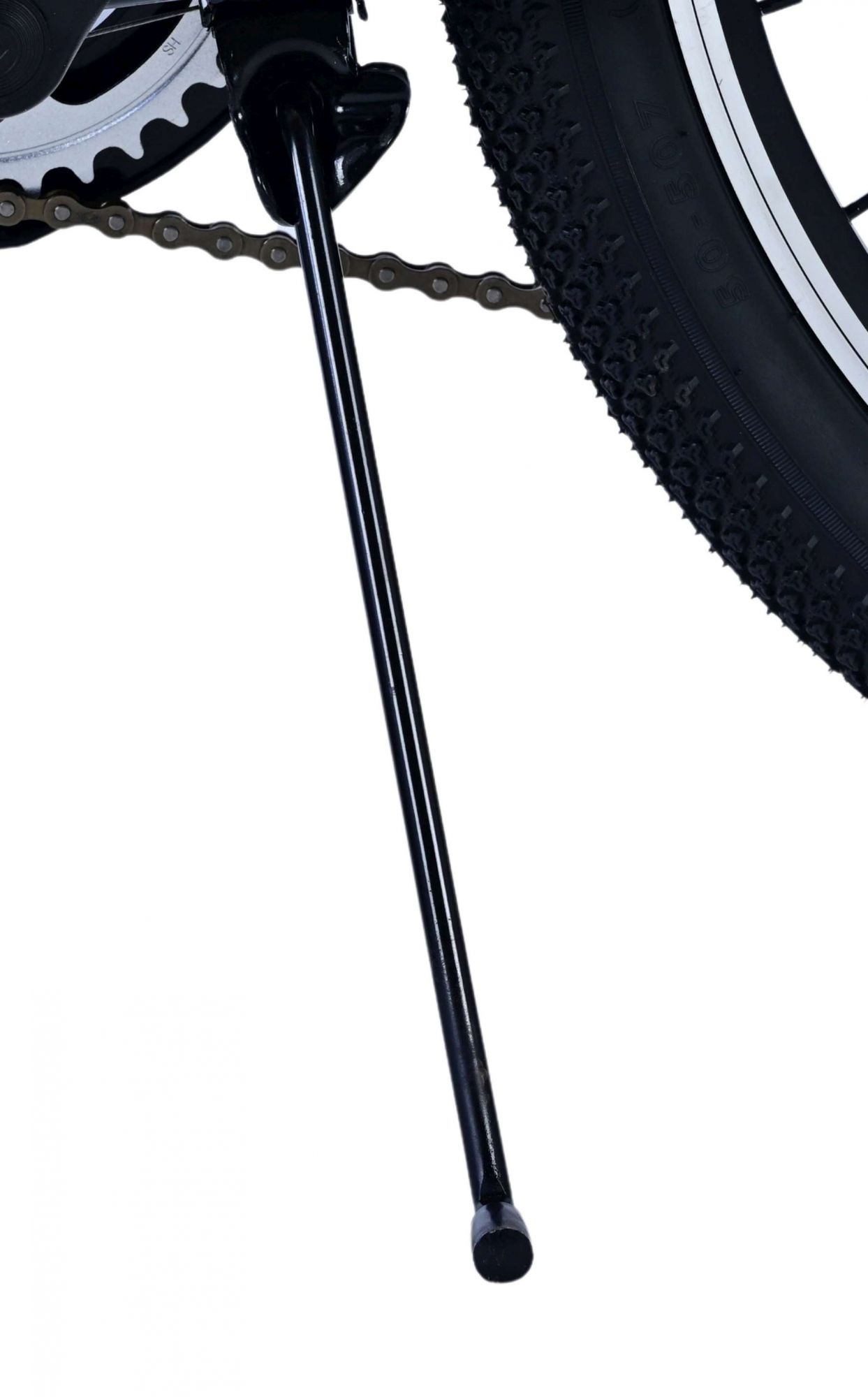 Ein Fahrradständer. Der Ständer ist schwarz, mit dem Hinterreifen im Hintergrund.