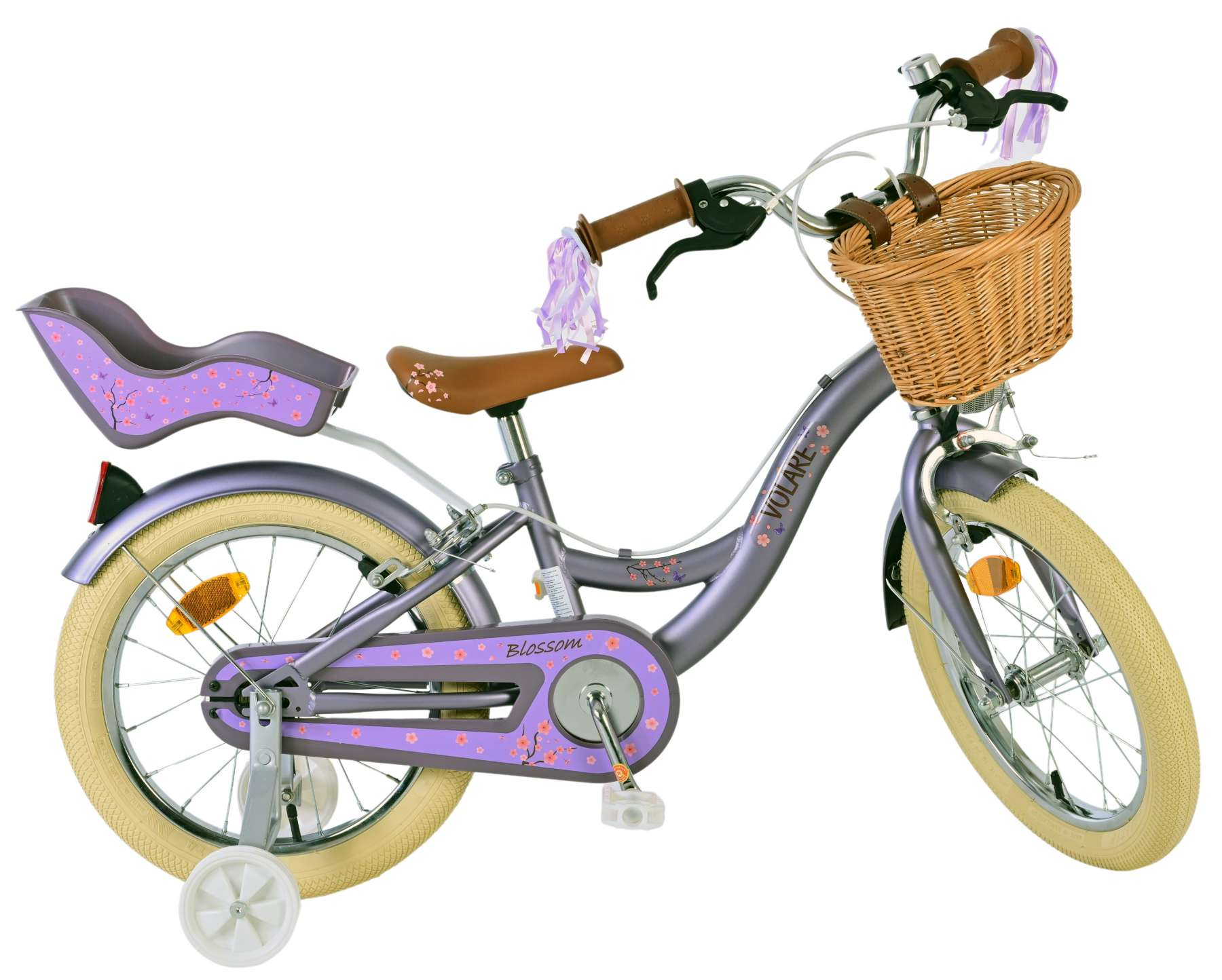 Lilafarbenes Kinderfahrrad mit Korb und Stützrädern. Weißer Hintergrund.