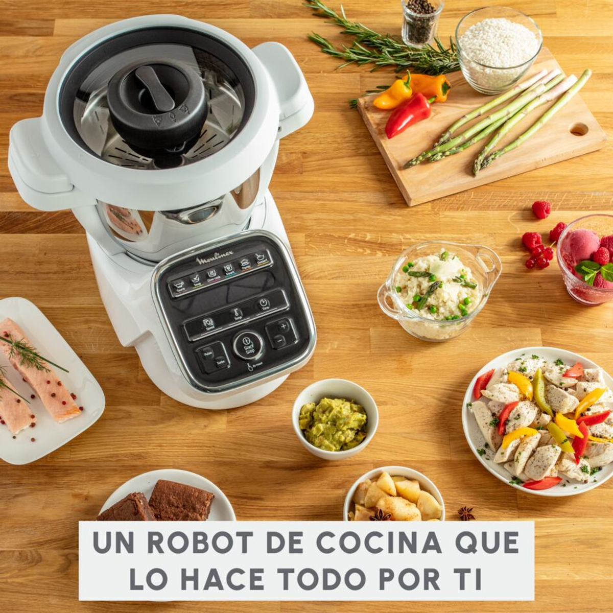 Robot de cocina con alimentos en la mesa. Texto en español.