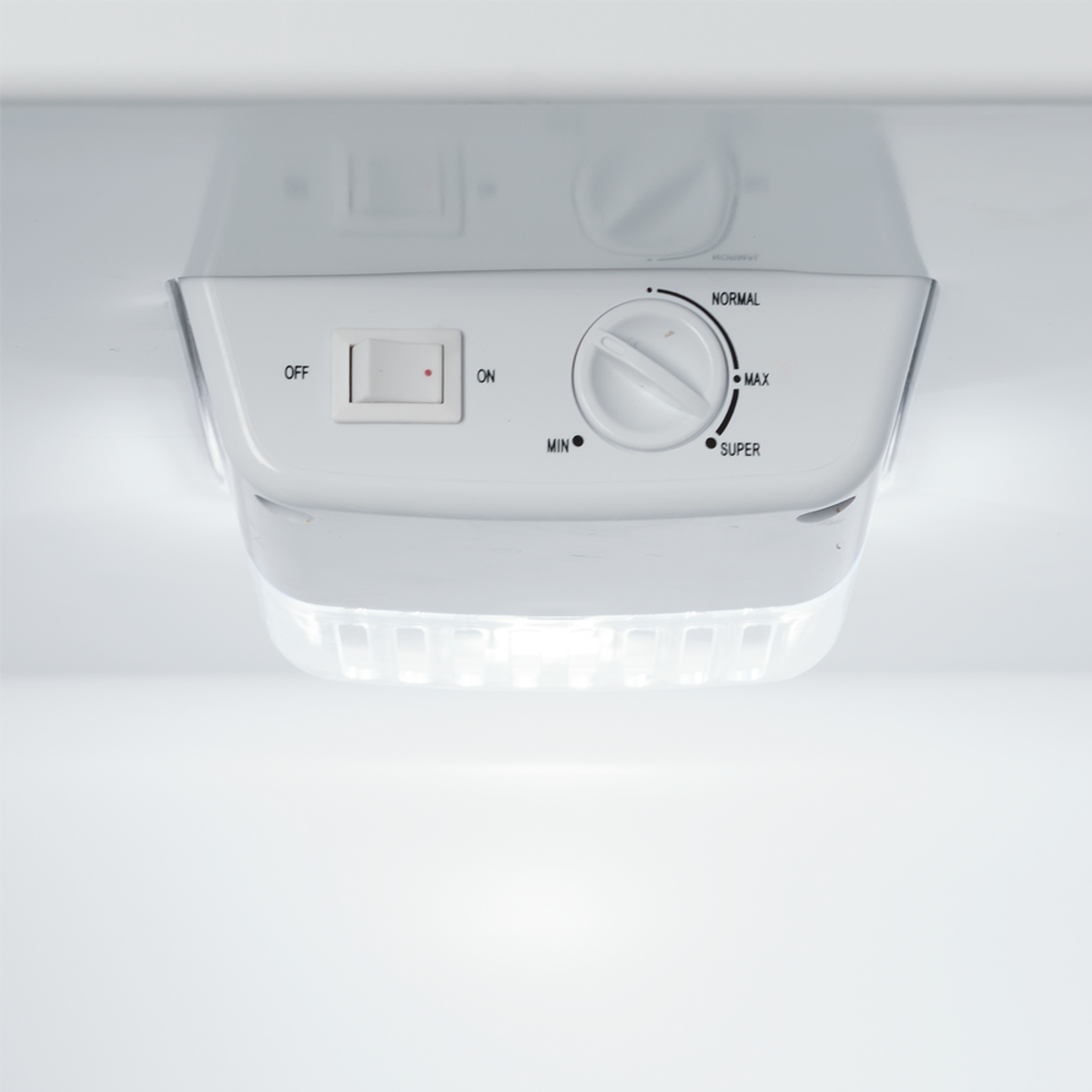 Electrodoméstico blanco con luz y panel de control, sobre una superficie blanca.