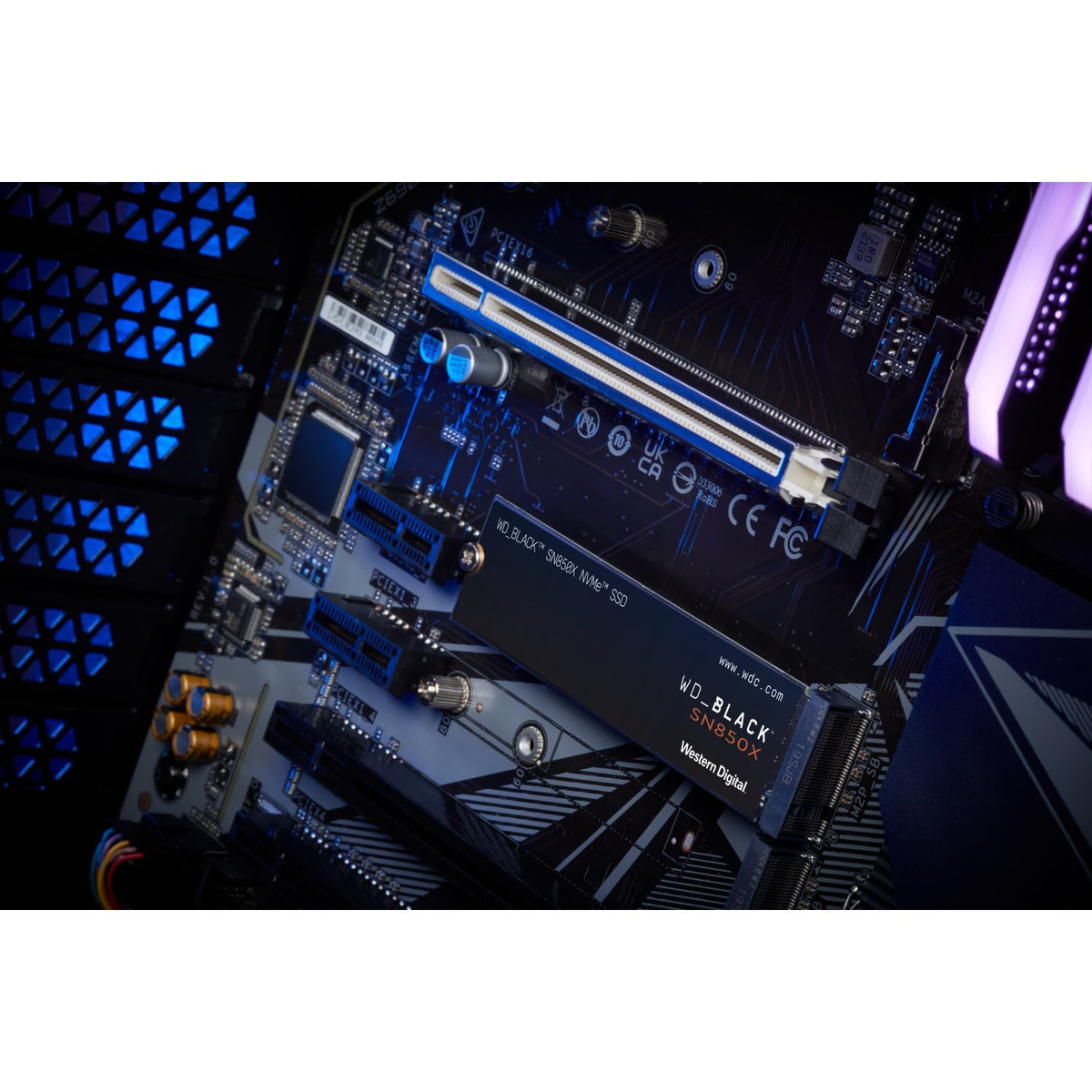 Komponent komputera, prawdopodobnie dysk SSD NVMe, zainstalowany na płycie głównej.