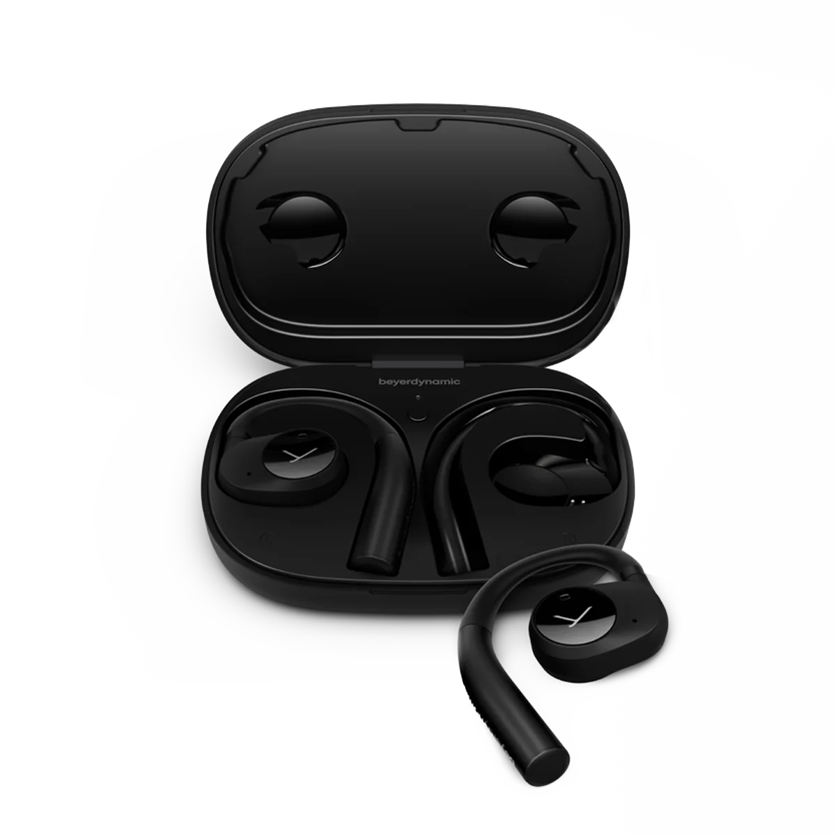 Czarne słuchawki w czarnym etui, z nazwą marki Beyerdynamic na etui.