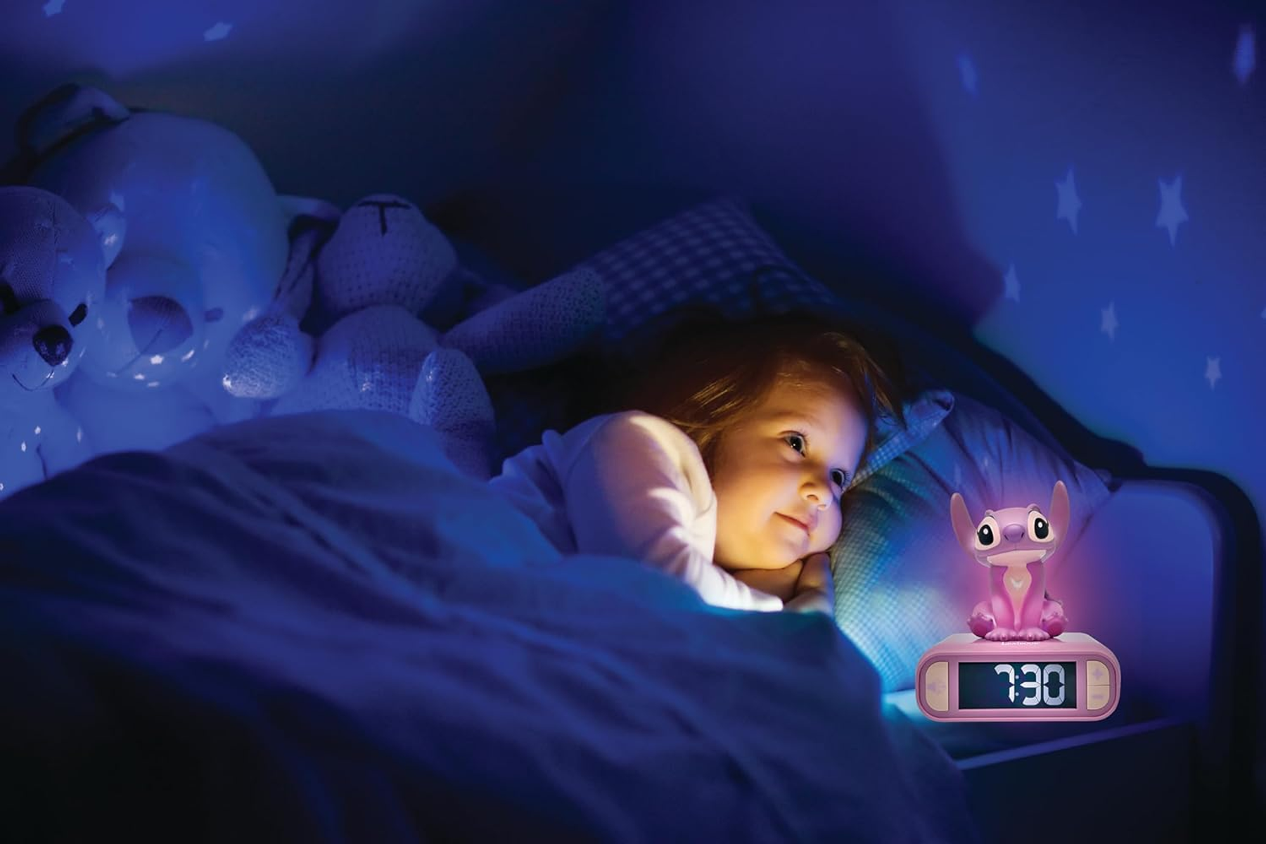 Un enfant au lit avec la veilleuse Stitch sur l'horloge. Étoiles sur le mur.