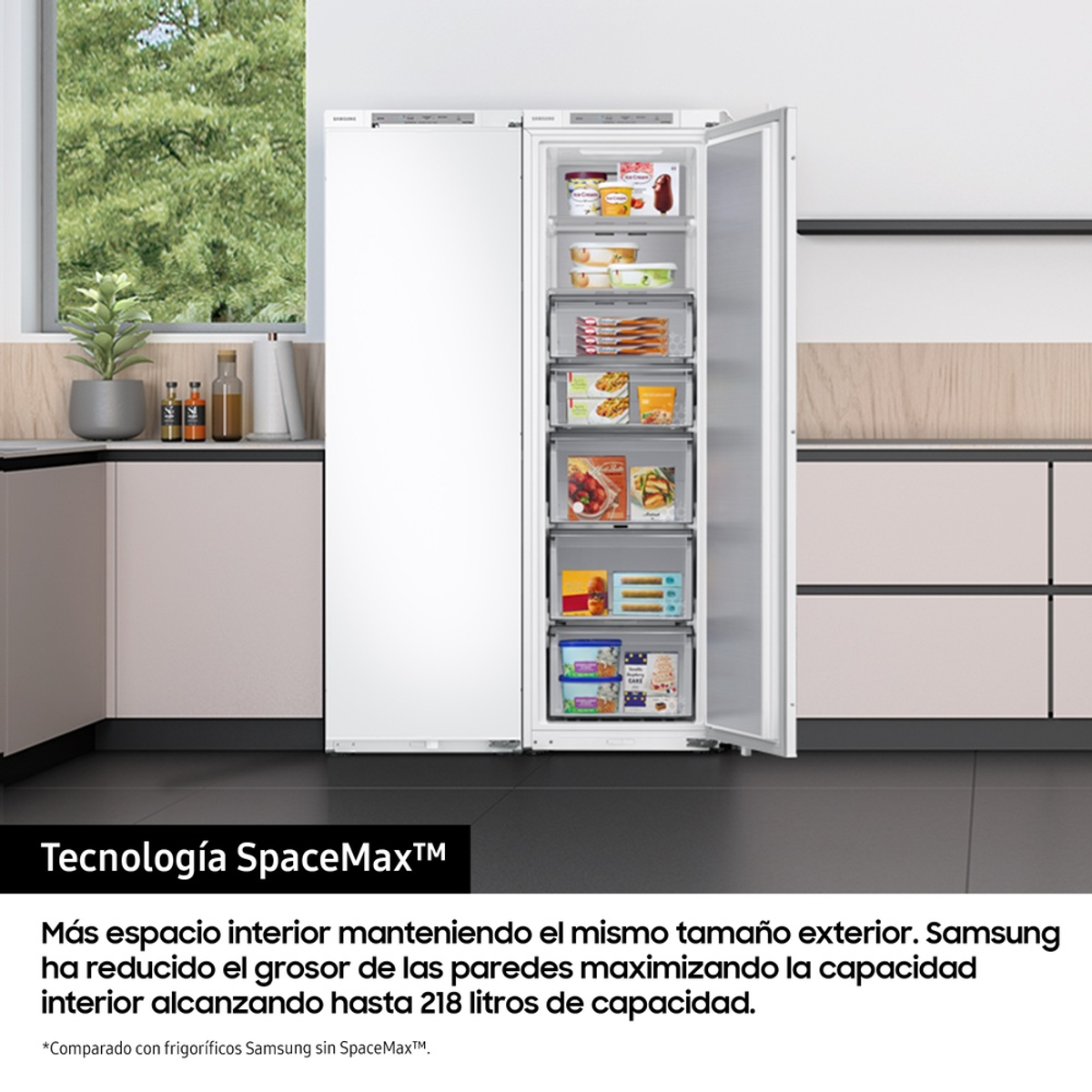 Kühlschrank mit offener Tür, zeigt Tiefkühlkost und Text über SpaceMax-Technologie.