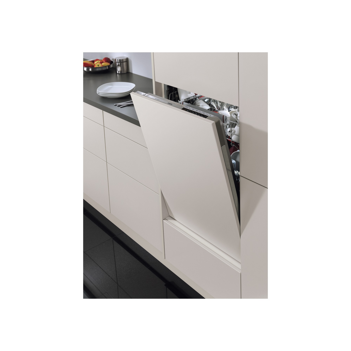 Nowoczesna kuchnia pokazuje zmywarkę z otwartymi drzwiami, odsłaniając wnętrze.