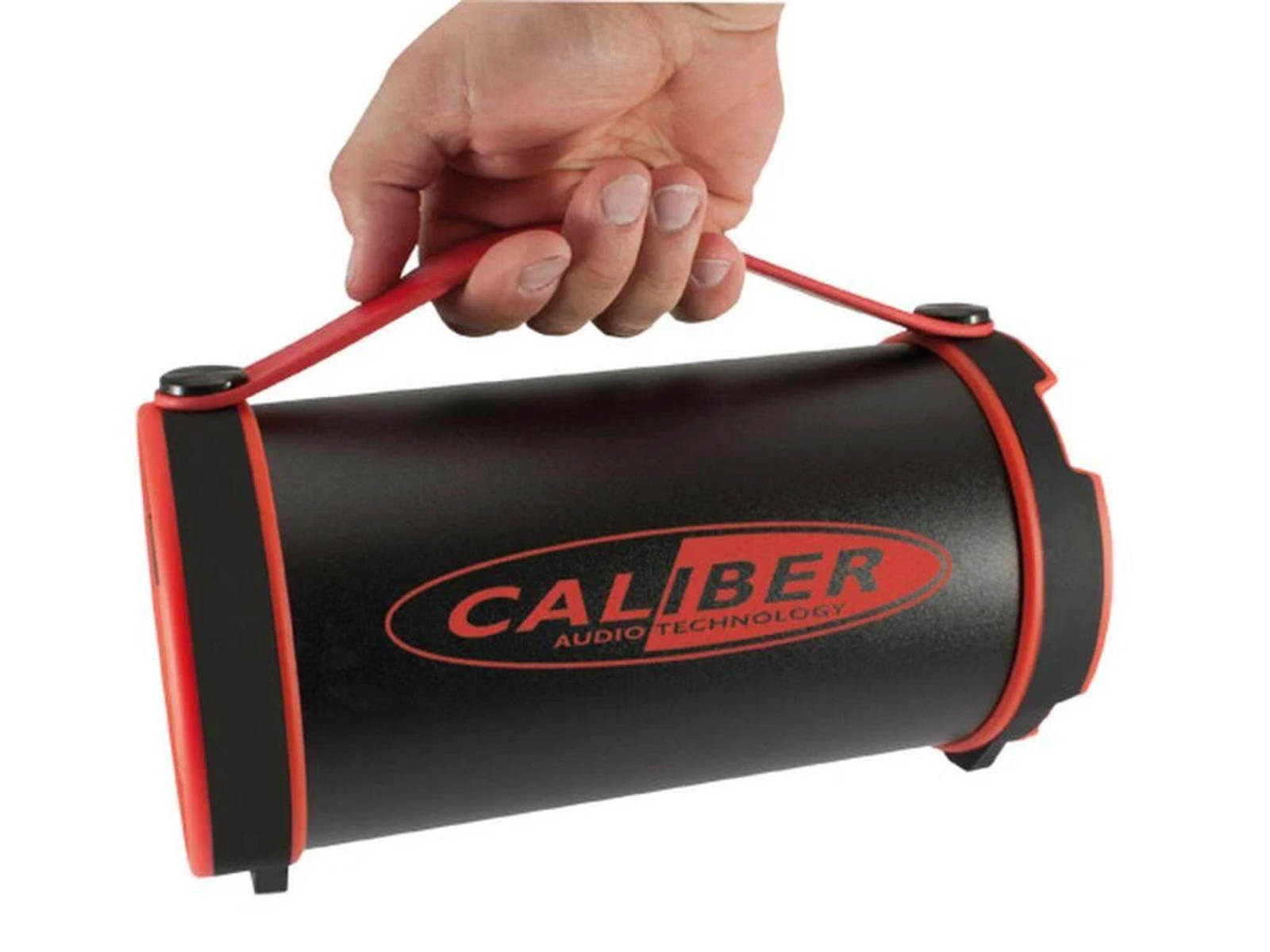 Ein schwarzer zylindrischer Lautsprecher mit roten Akzenten wird von einer Hand gehalten. Marke: CALIBER.