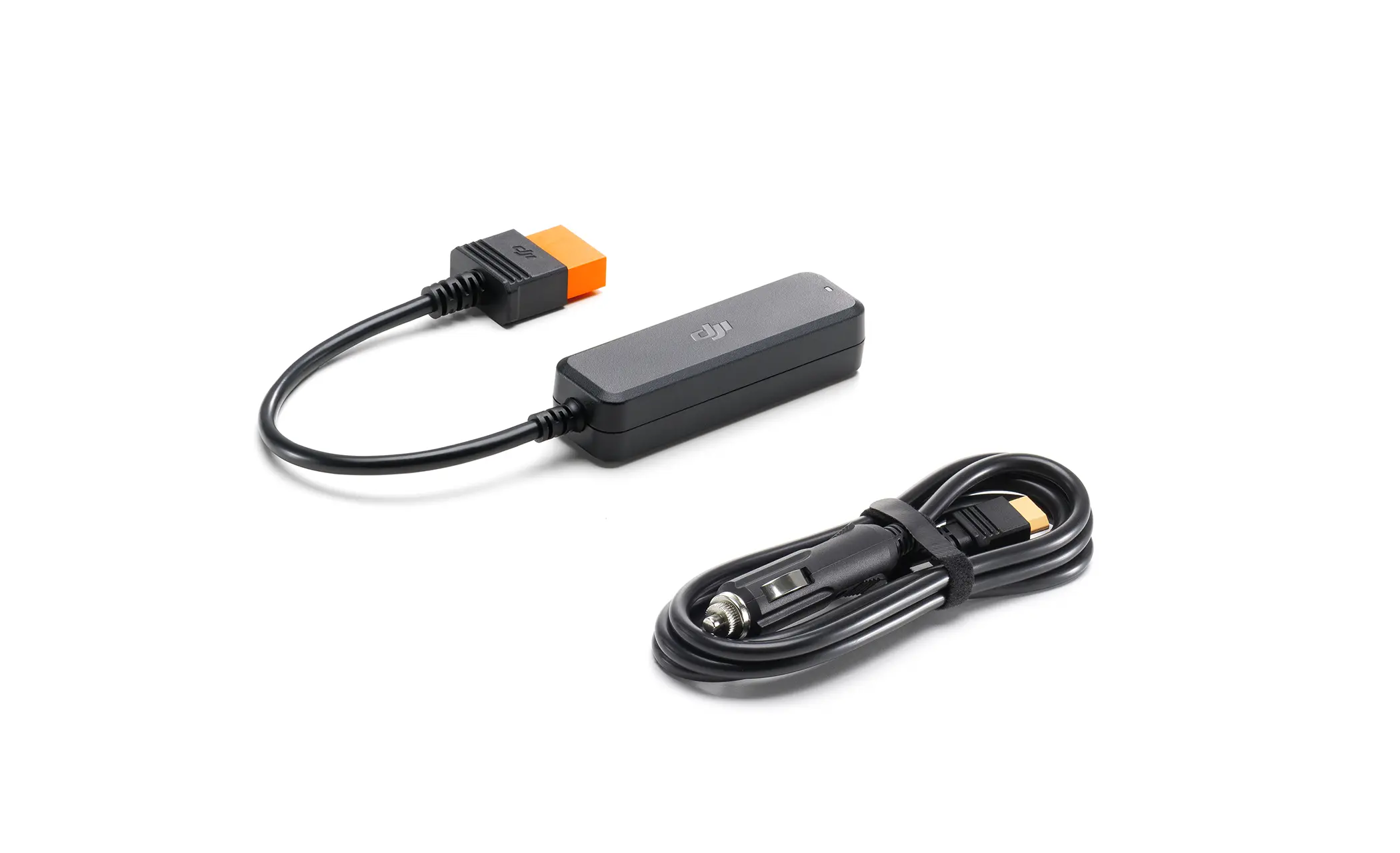 Czarne i pomarańczowe kable, złącza. Kable są starannie ułożone na białej powierzchni. Izolowane na białym.