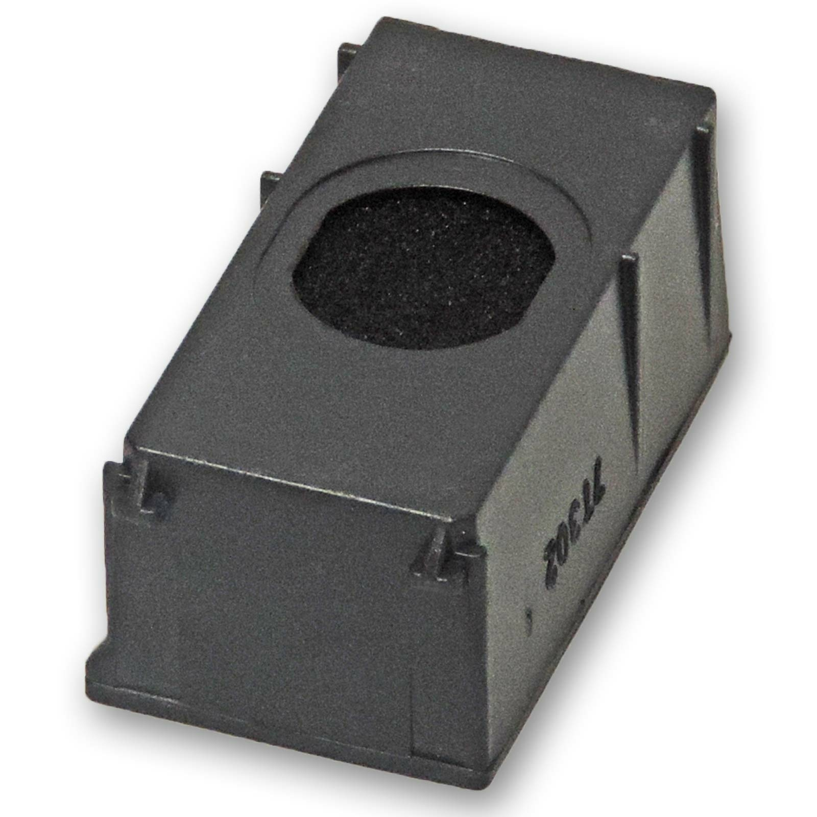 Eine schwarze, rechteckige Plastikbox mit einem dunkel gefärbten Schaumstofffilter in der Mitte.