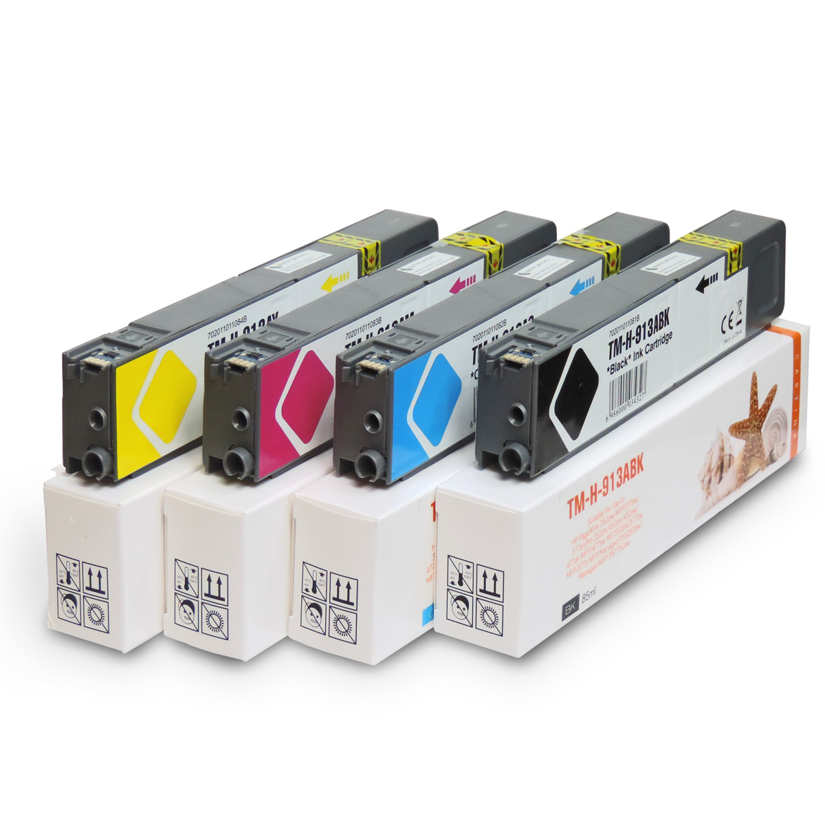 Vier Tintenpatronen in einer Reihe, mit verschiedenen Farben und der Aufschrift 'Black ink cartridge'.