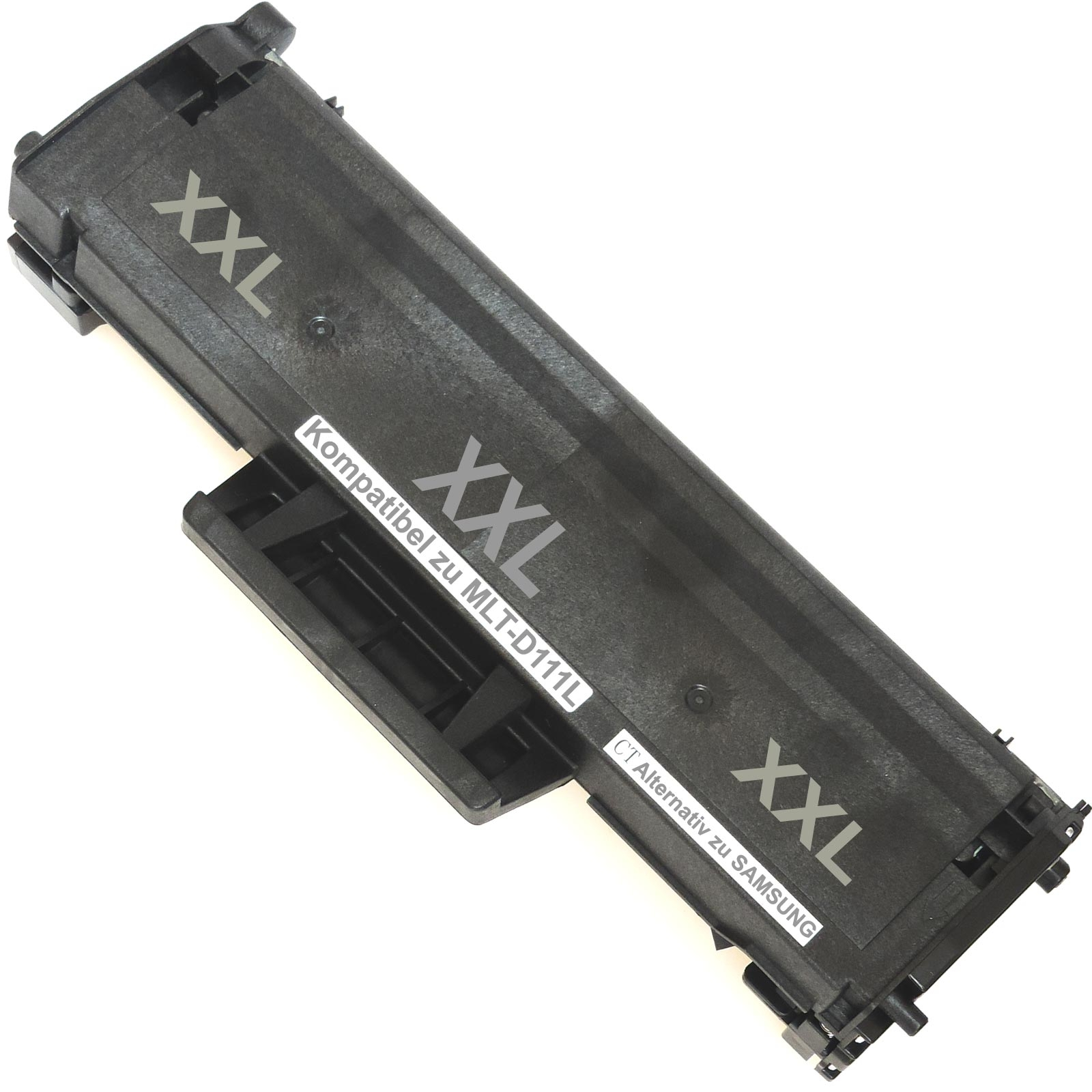 Schwarze Tonerkartusche. Die Kartusche ist mit „XXL“ und „MLT-D111L“ beschriftet.