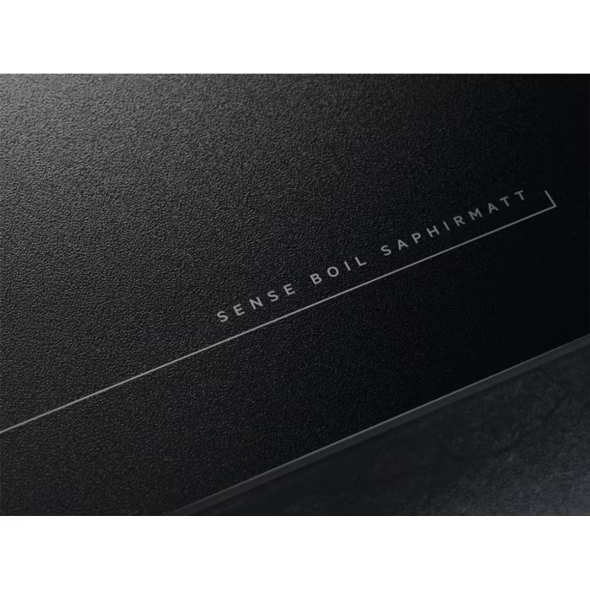 Czarna powierzchnia z białym tekstem 'SENSE BOIL SAPHIRMATT'.