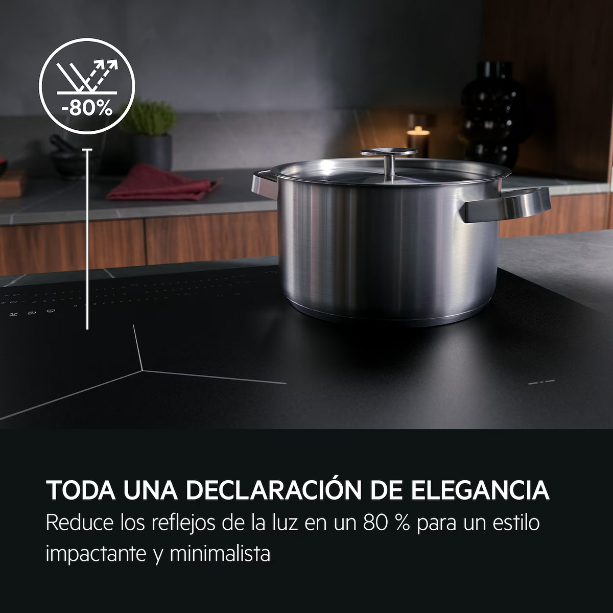 Czarna płyta indukcyjna z garnkiem. Tekst wskazuje na redukcję odbić światła.