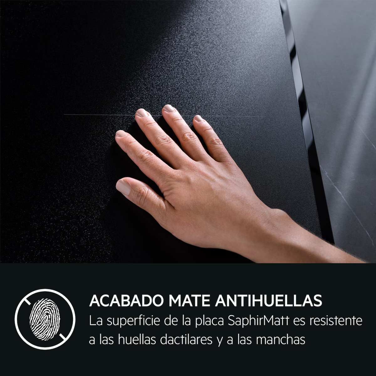 Dłoń dotykająca czarnej matowej powierzchni. Tekst: Matowe wykończenie odporne na odciski palców.