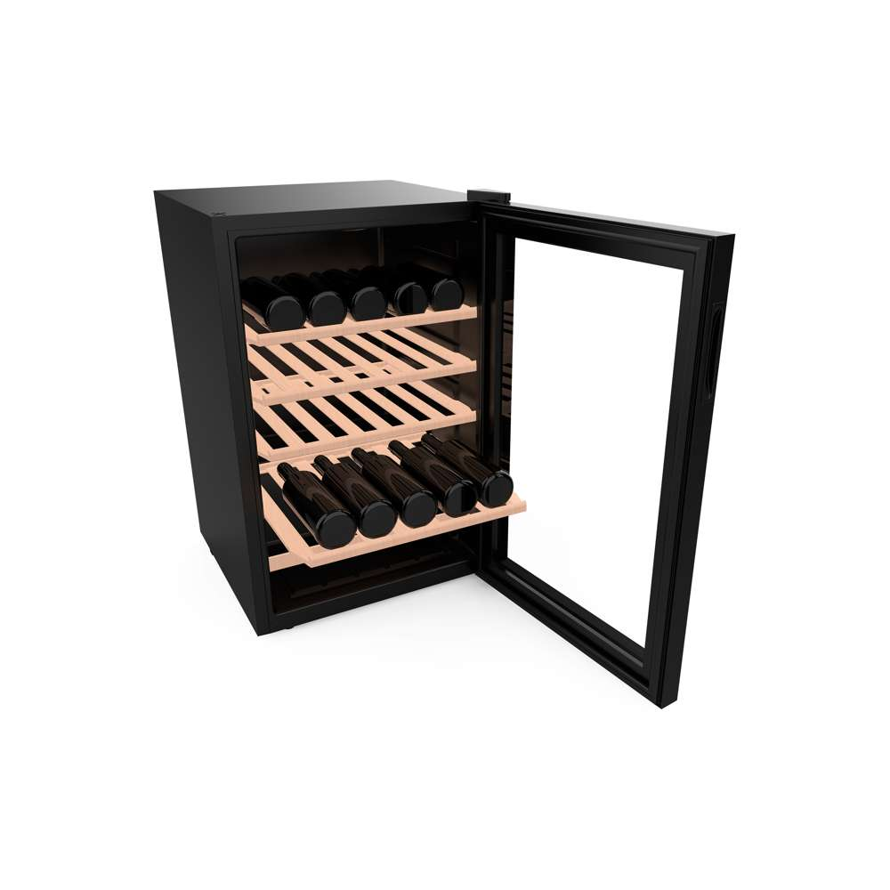 Un refrigeratore per vino nero con porta in vetro, che rivela bottiglie di vino su scaffali in legno.