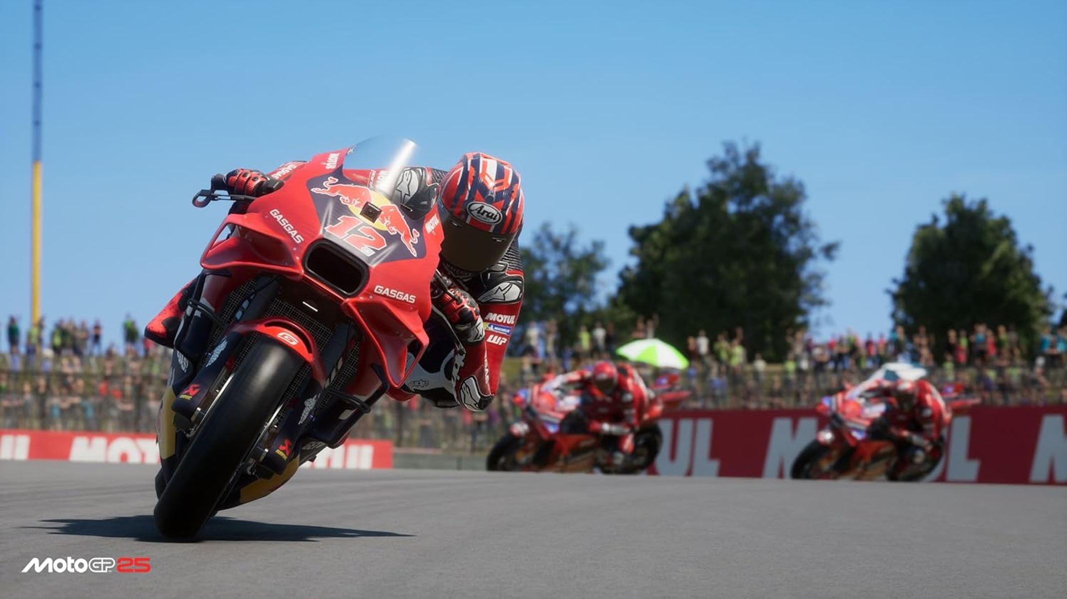 Una moto da corsa rossa su una pista, con un pilota che si piega in curva. Sfondo sfocato con altri corridori.