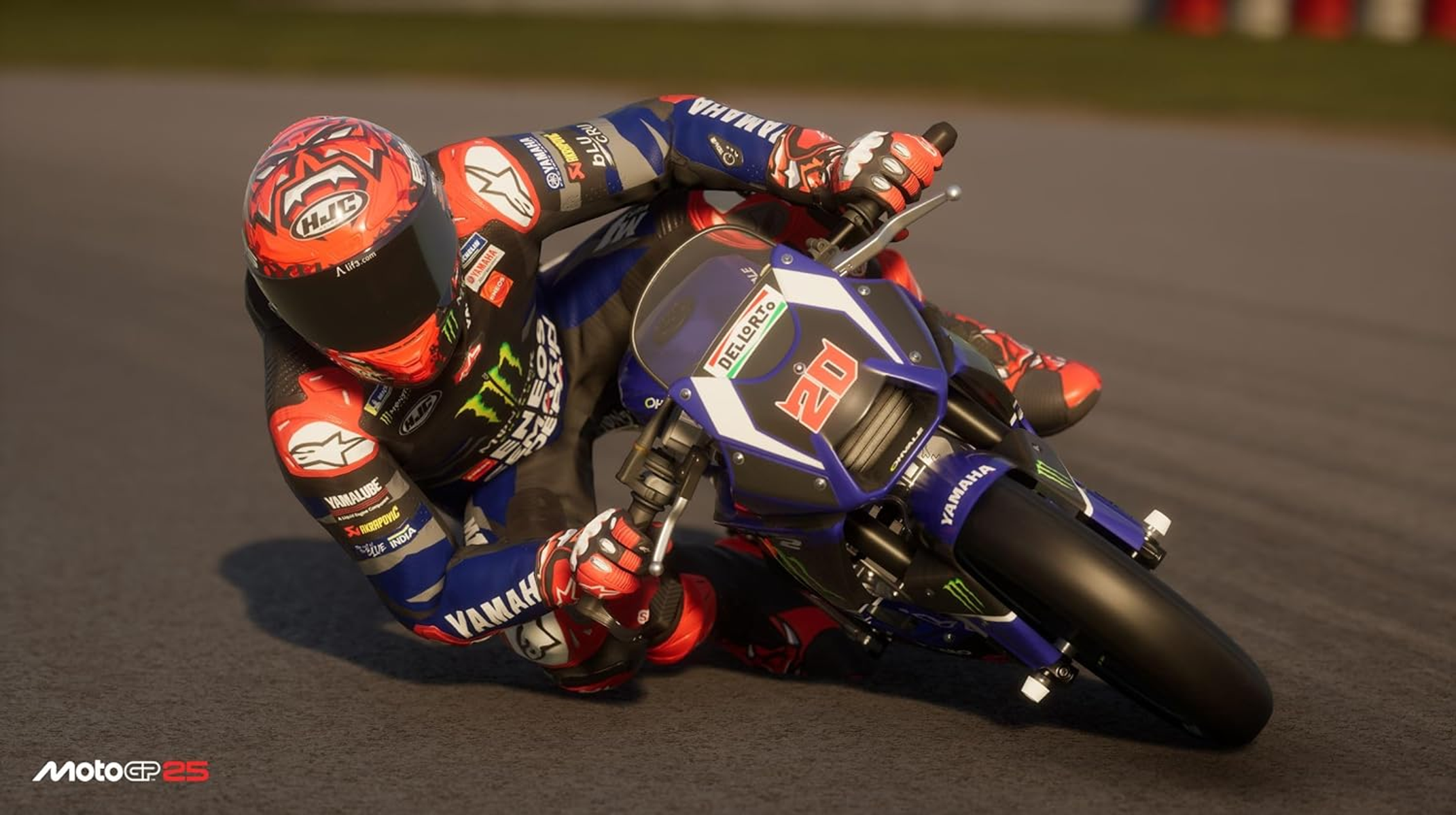 Un pilota di moto in azione, che si piega in curva, su una pista con il logo Moto GP 23.