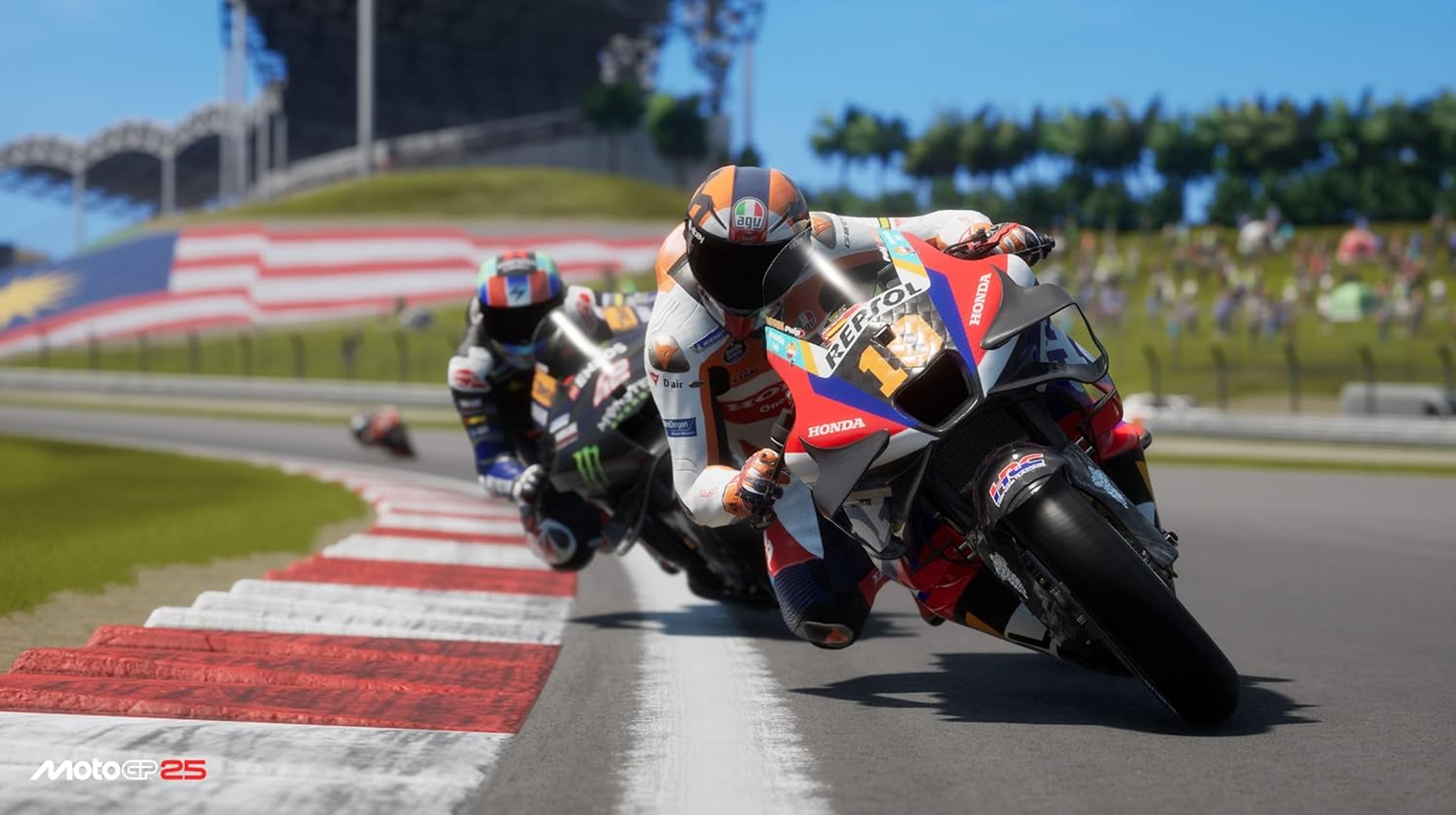 Pilotos de motos en una pista, uno delante, cerca de una curva con aficionados.