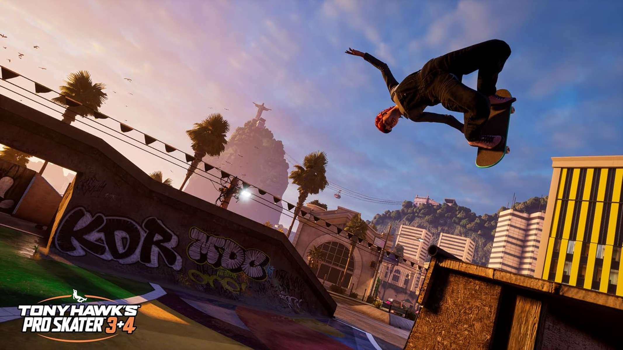 Skater en el aire, haciendo un truco en un skatepark, día soleado.
