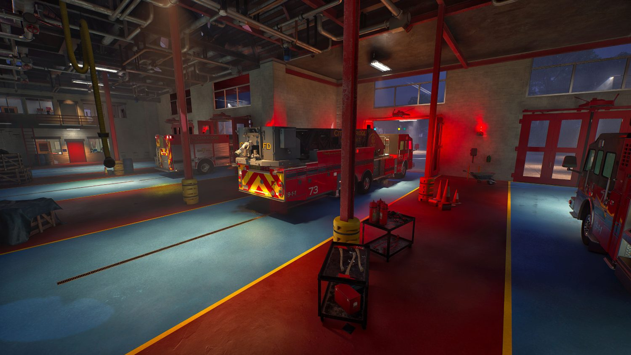 Interno della caserma dei pompieri con autopompe, luci di emergenza e attrezzature.